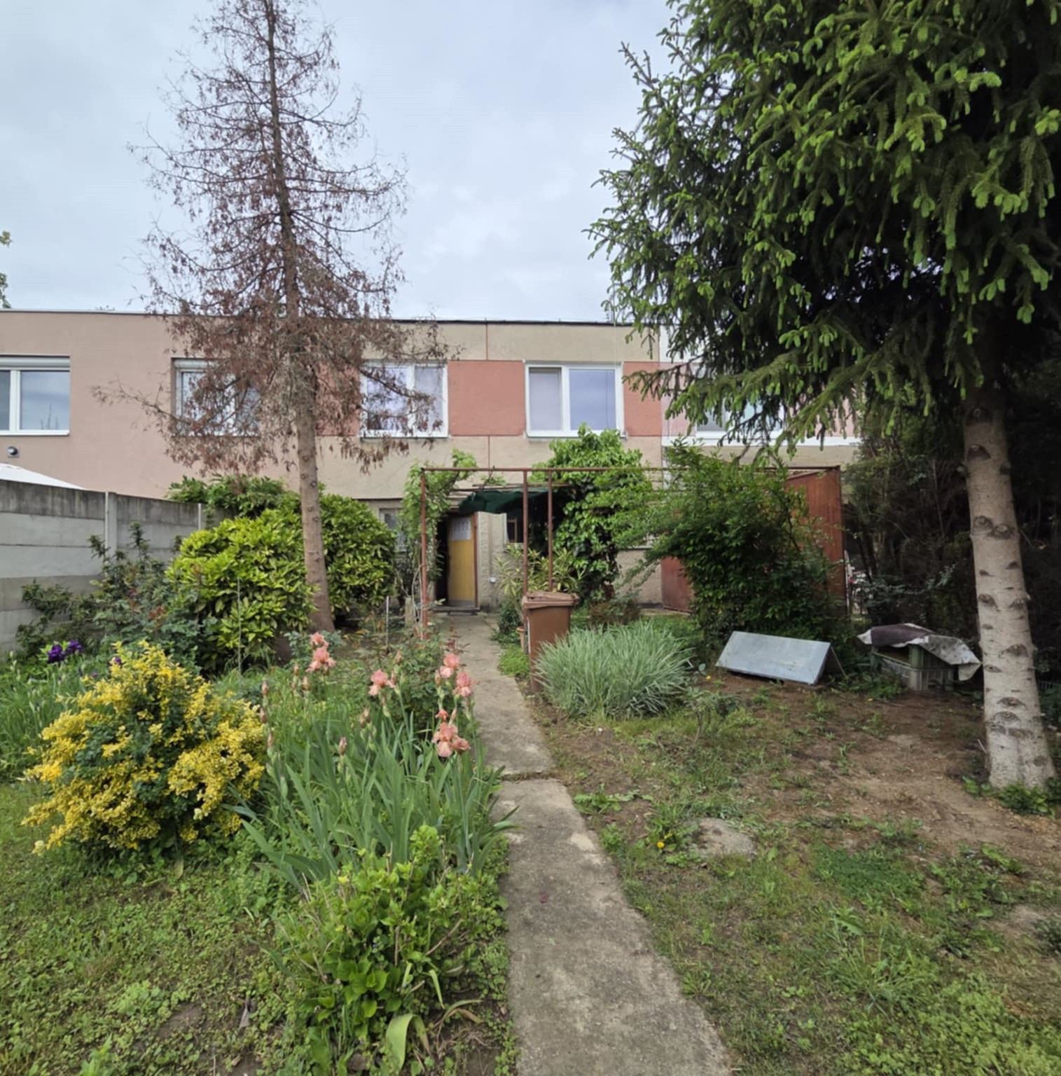 Ponúkame na predaj rodinný dom v pôvodnom stave v Kolárove vo veľmi dobrej lokalite!