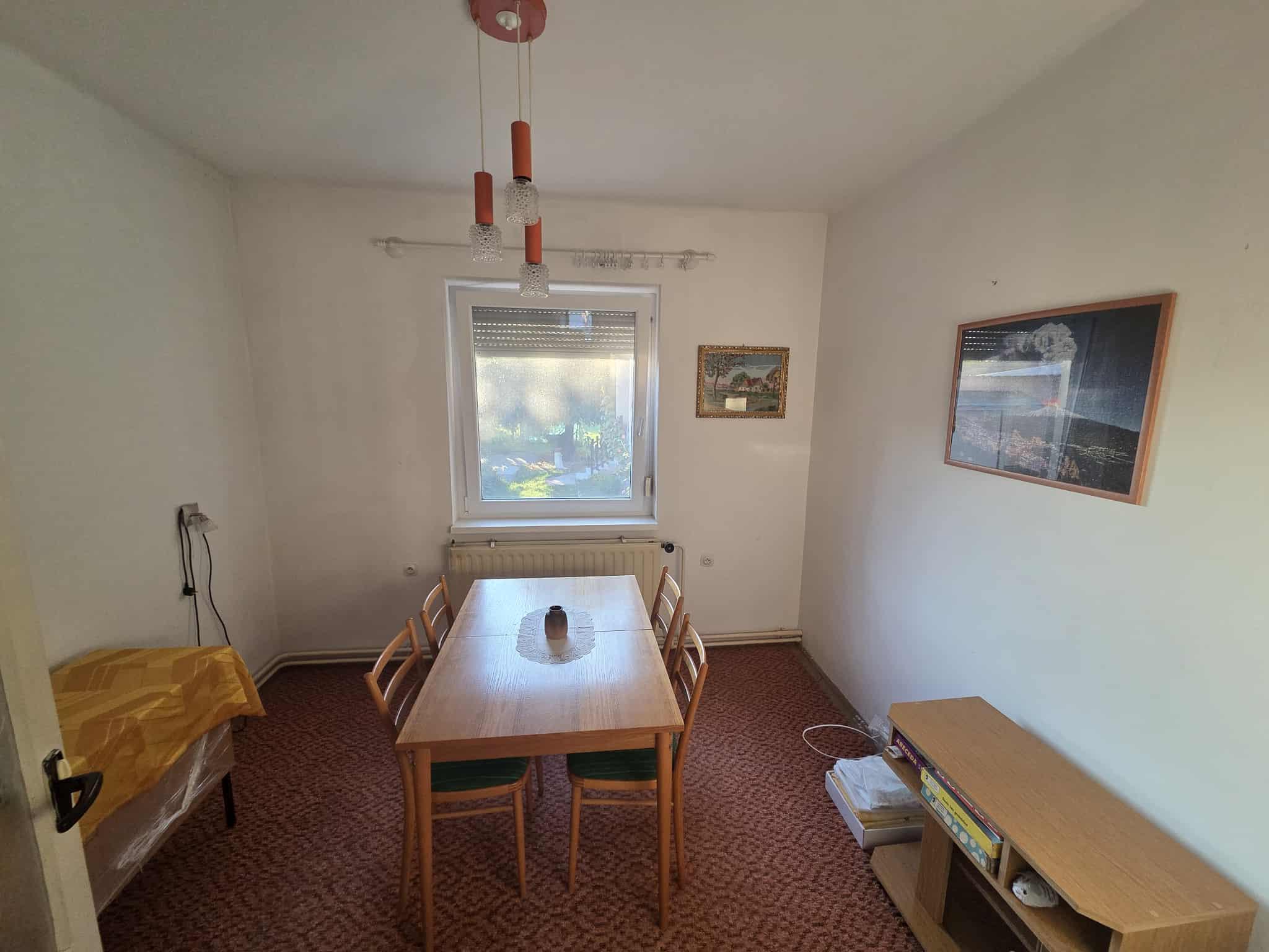 Ponúkame na predaj veľký rodinný dom v Iži