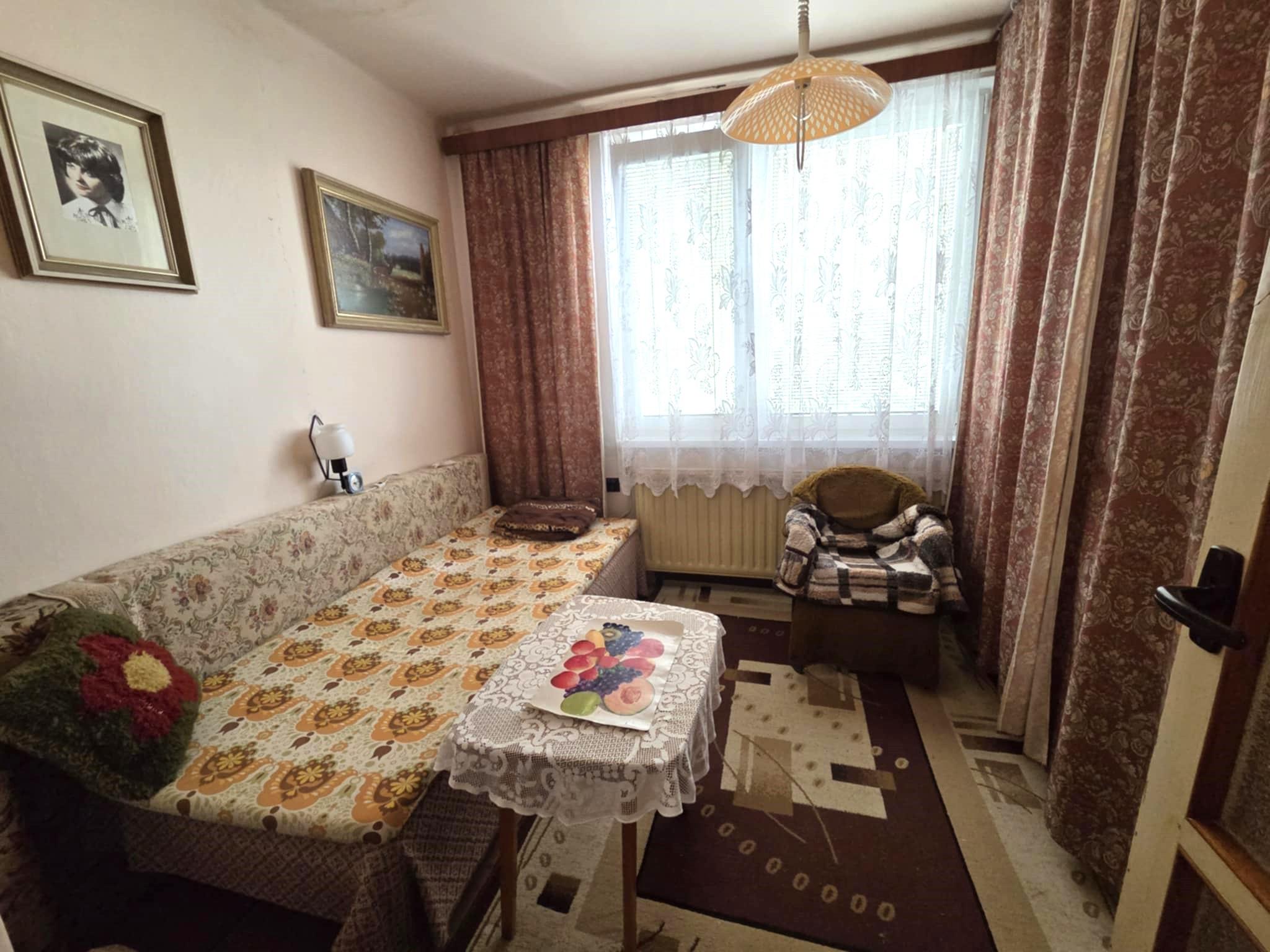 Ponúkame na predaj rodinný dom v pôvodnom stave v Kolárove vo veľmi dobrej lokalite!