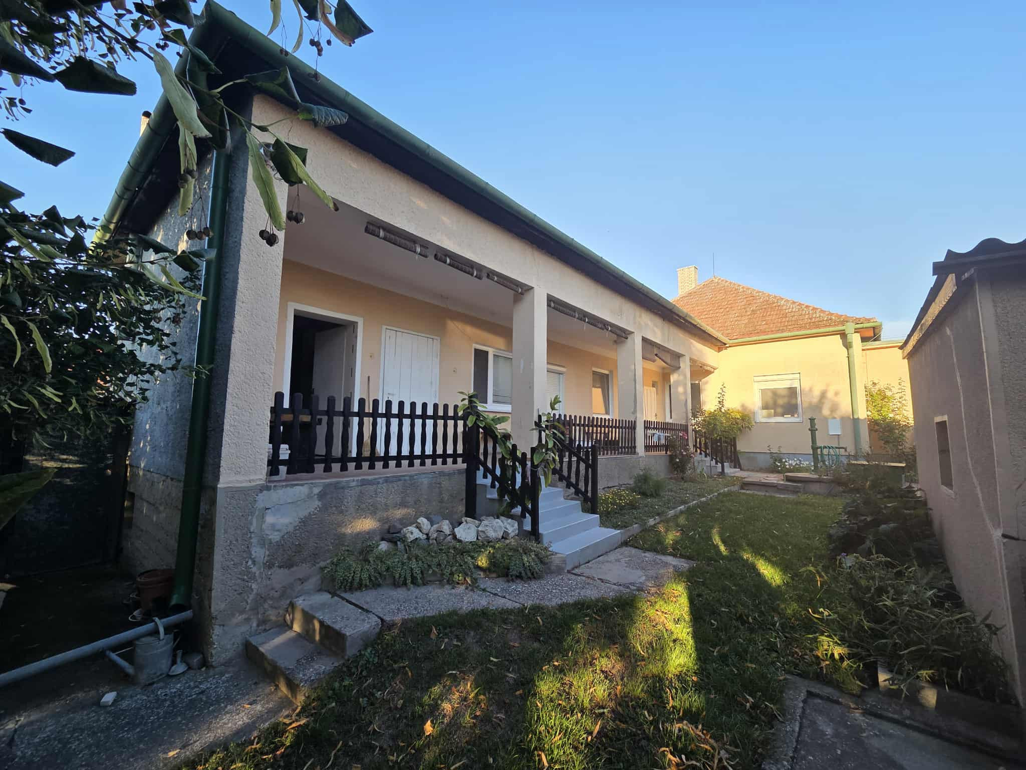 Ponúkame na predaj veľký rodinný dom v Iži