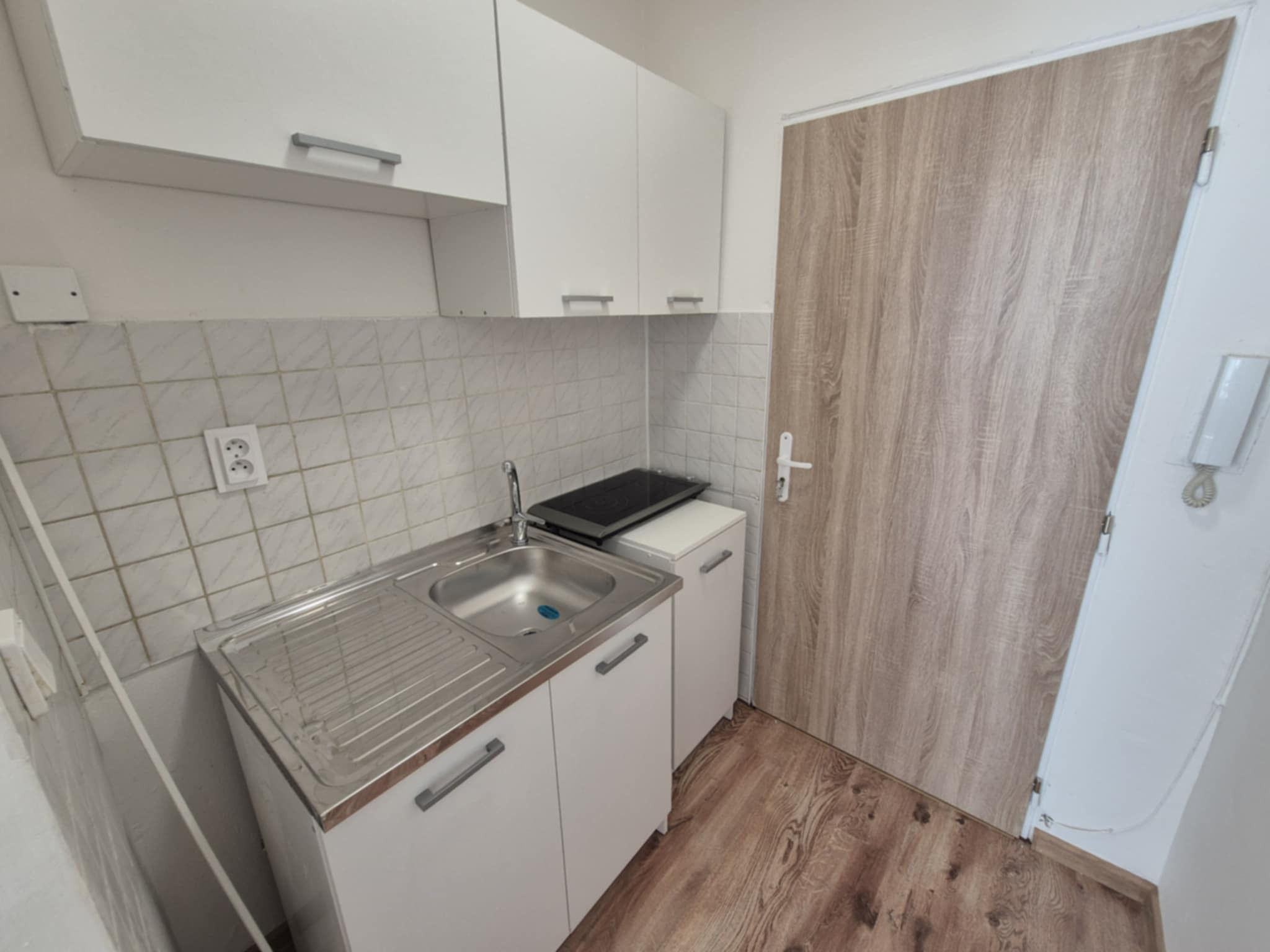 Ponúkame na prenájom prerobenú garsónku na ul. Dunajskom nábreží, v Komárne.