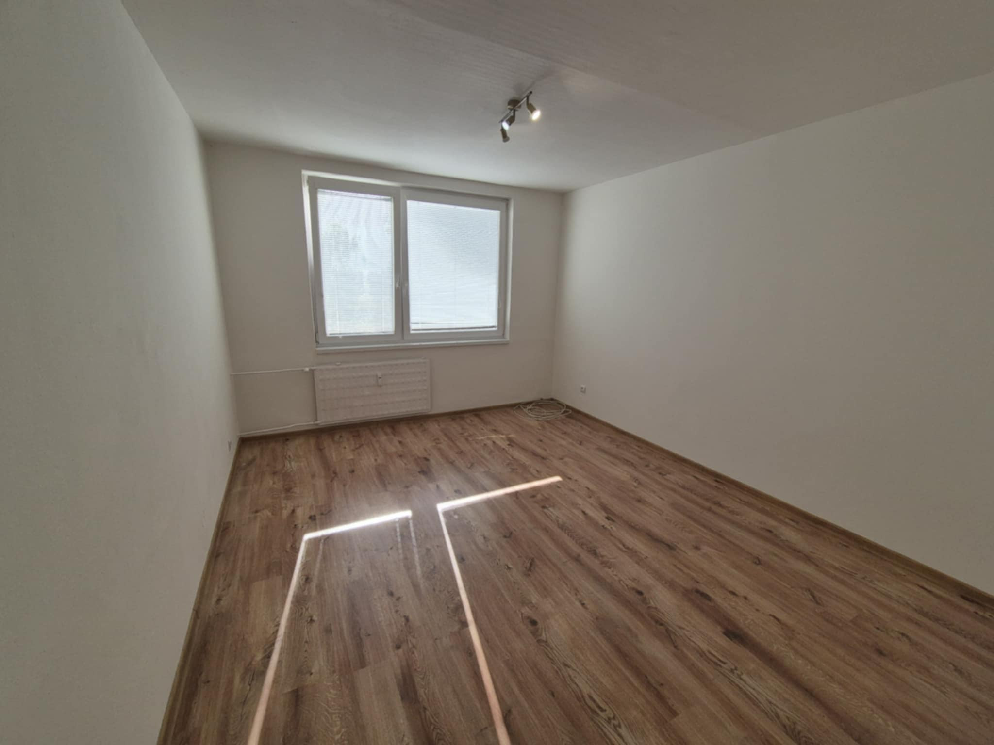 Ponúkame na predaj prerobenú garsónku na ul. Dunajskom nábreží, v Komárne.