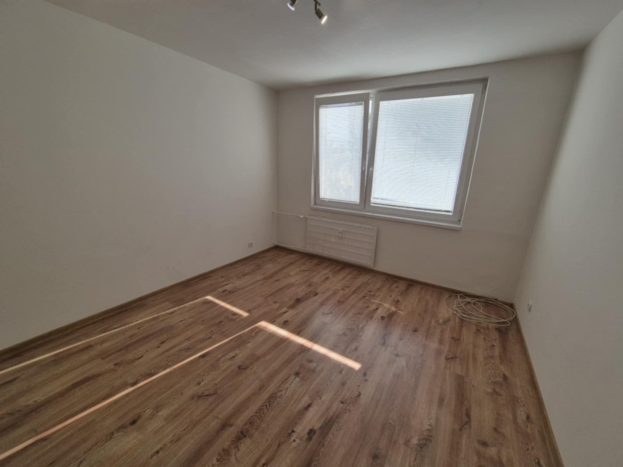 Ponúkame na predaj prerobenú garsónku na ul. Dunajskom nábreží, v Komárne.