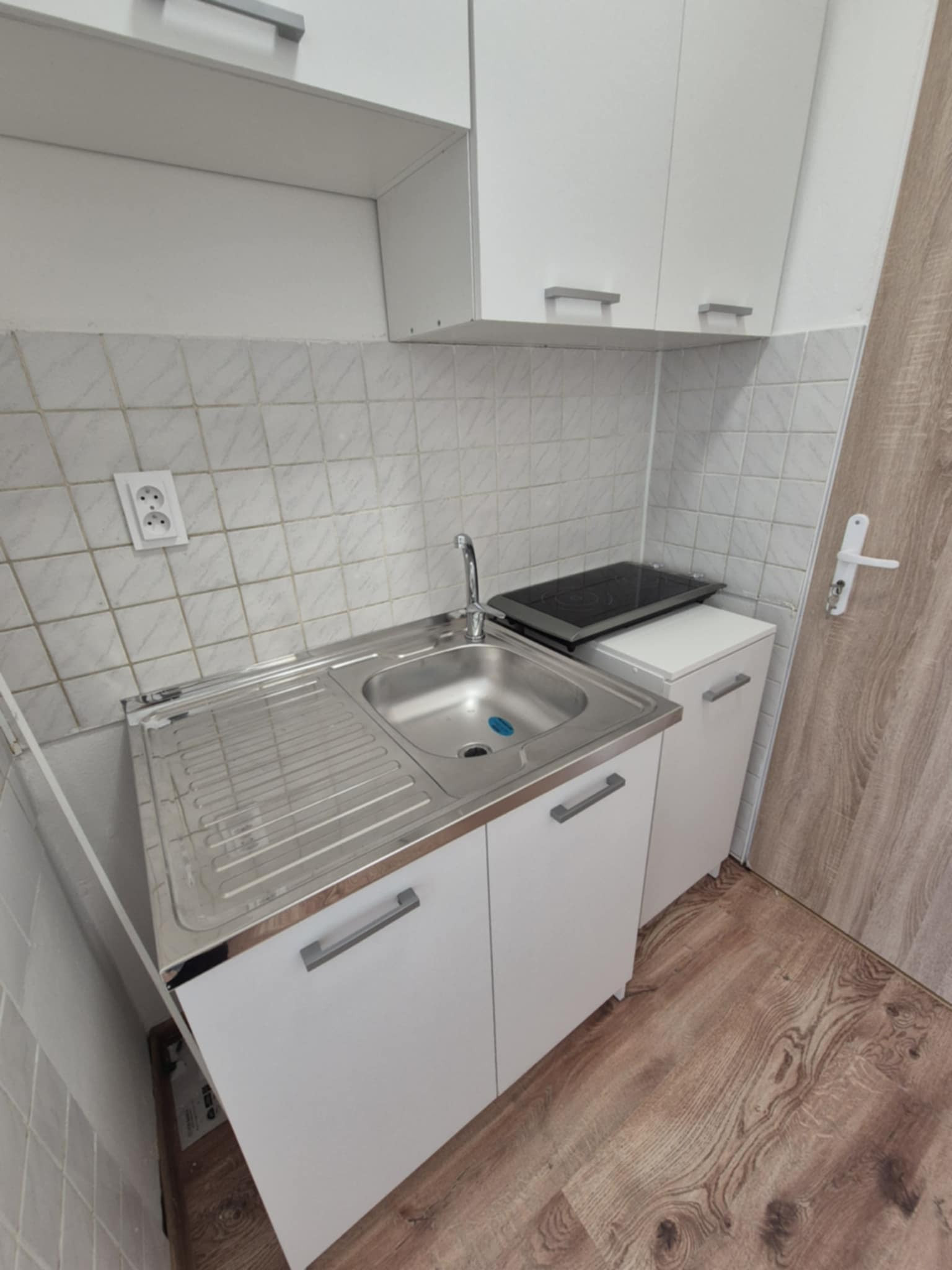 Ponúkame na predaj prerobenú garsónku na ul. Dunajskom nábreží, v Komárne.