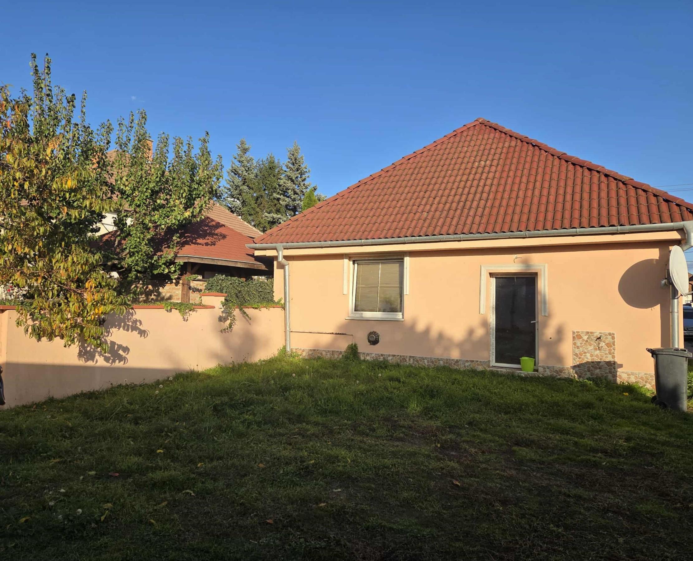 Ponúkame na predaj  rodinný dom v meste Kolárovo