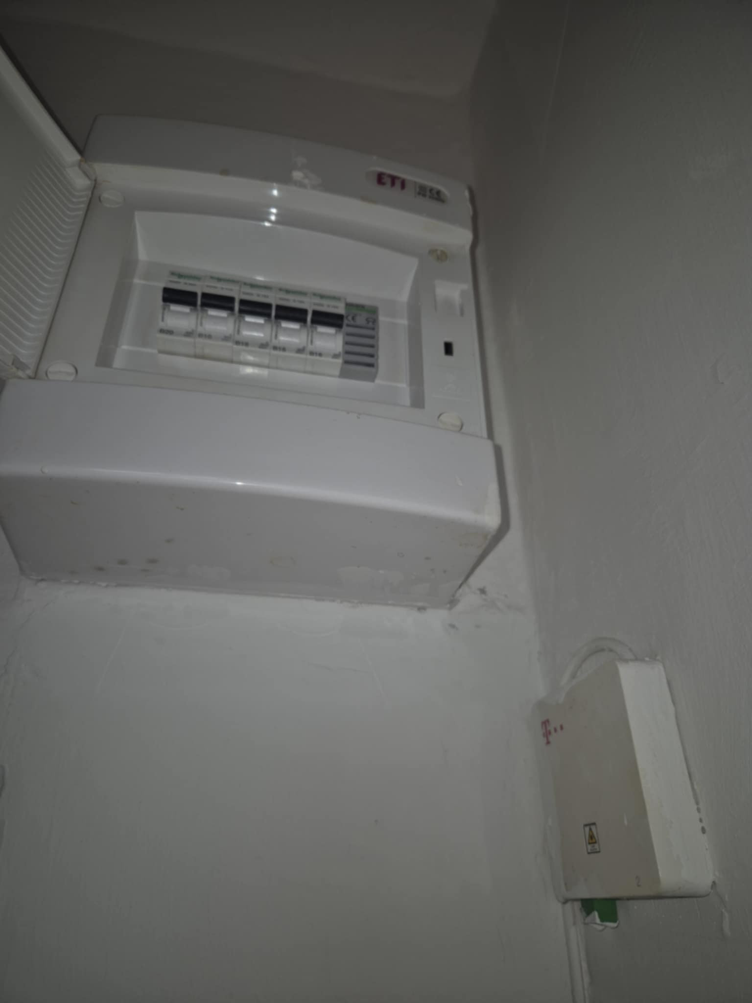 Ponúkame na predaj prerobenú garsónku na ul. Dunajskom nábreží, v Komárne.