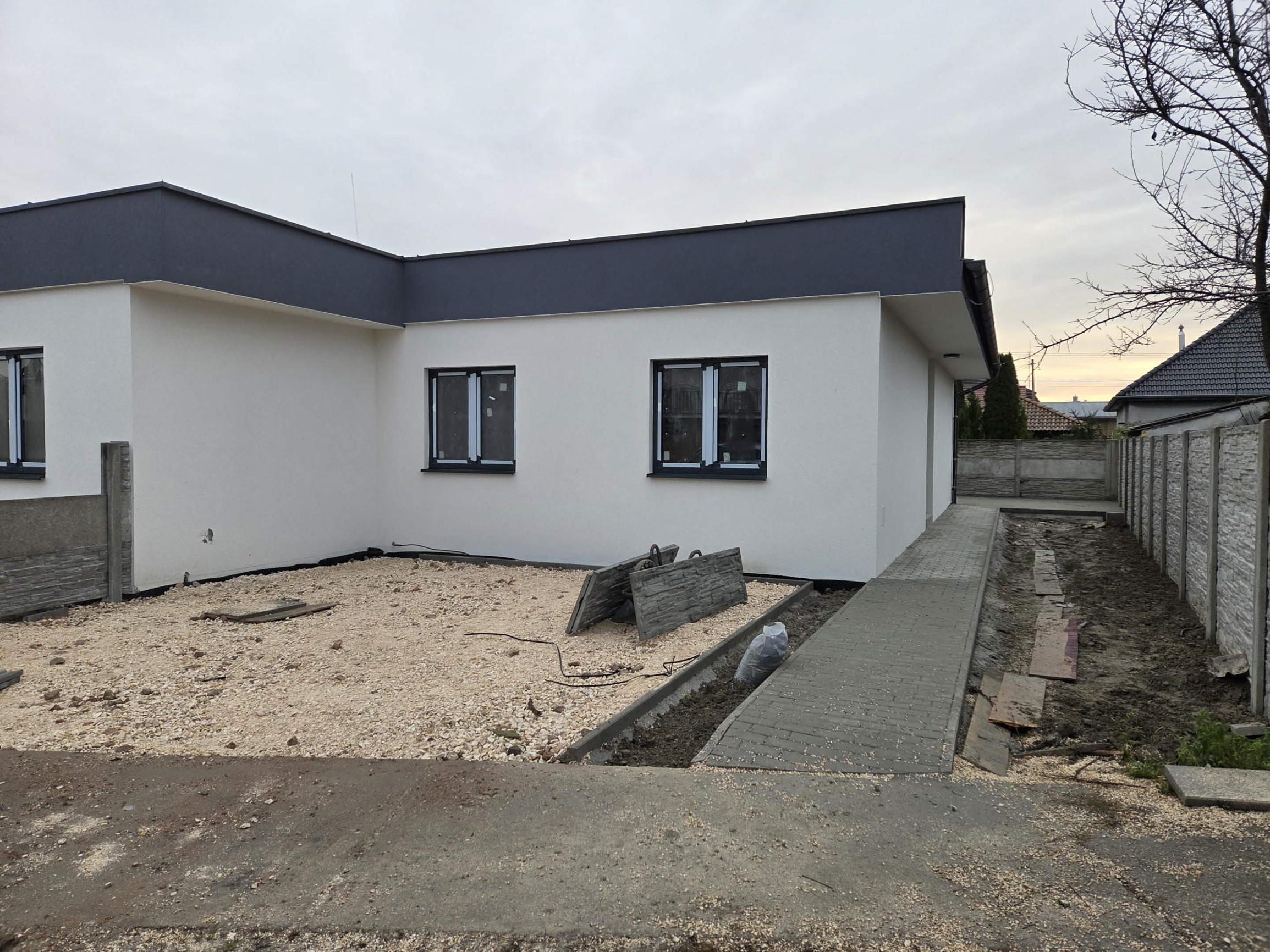 Ponúkame na predaj jednu časť dvojdomu - novostavbu v pokojnej lokalite mesta Kolárova