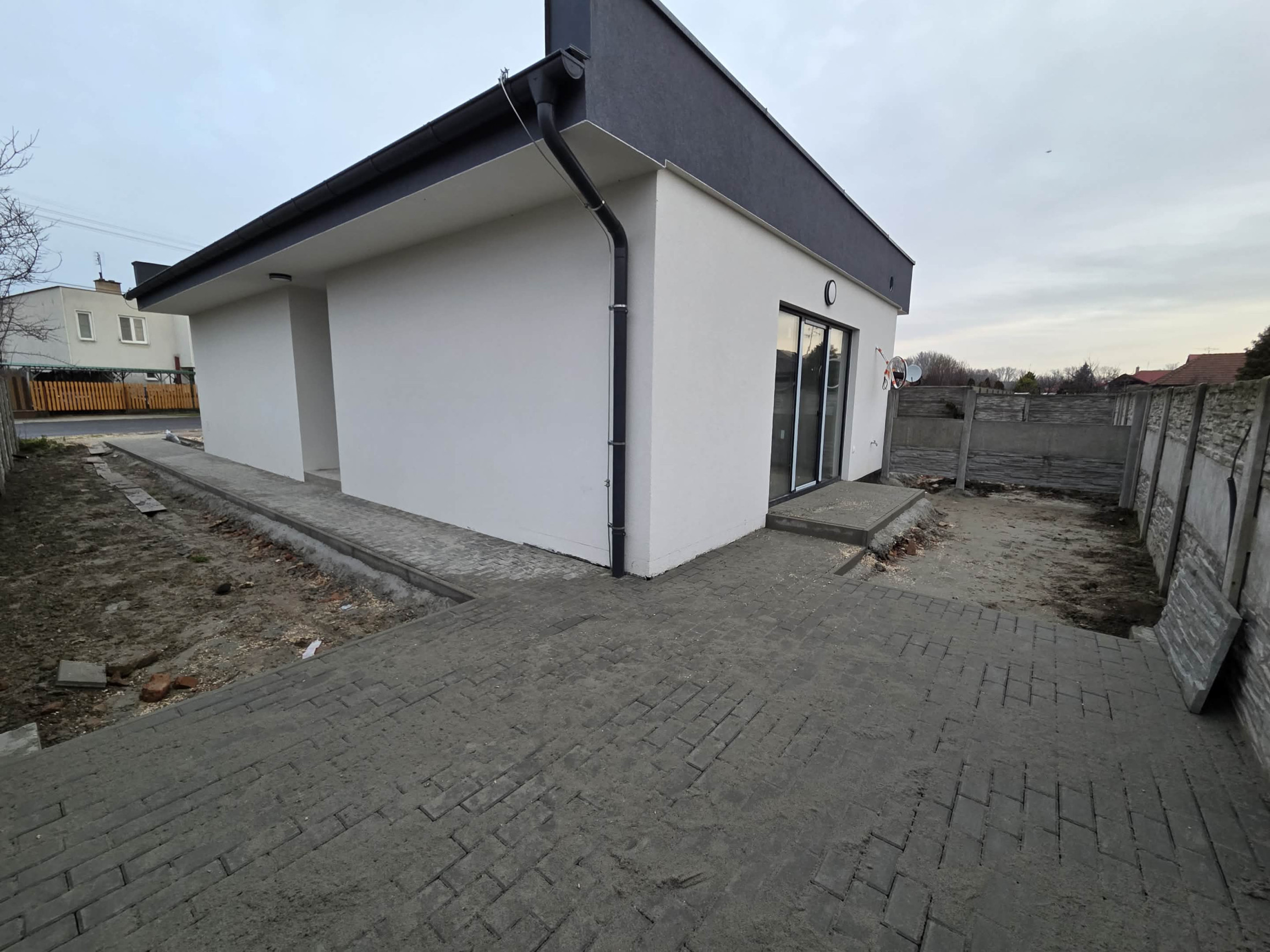 Ponúkame na predaj jednu časť dvojdomu - novostavbu v pokojnej lokalite mesta Kolárova