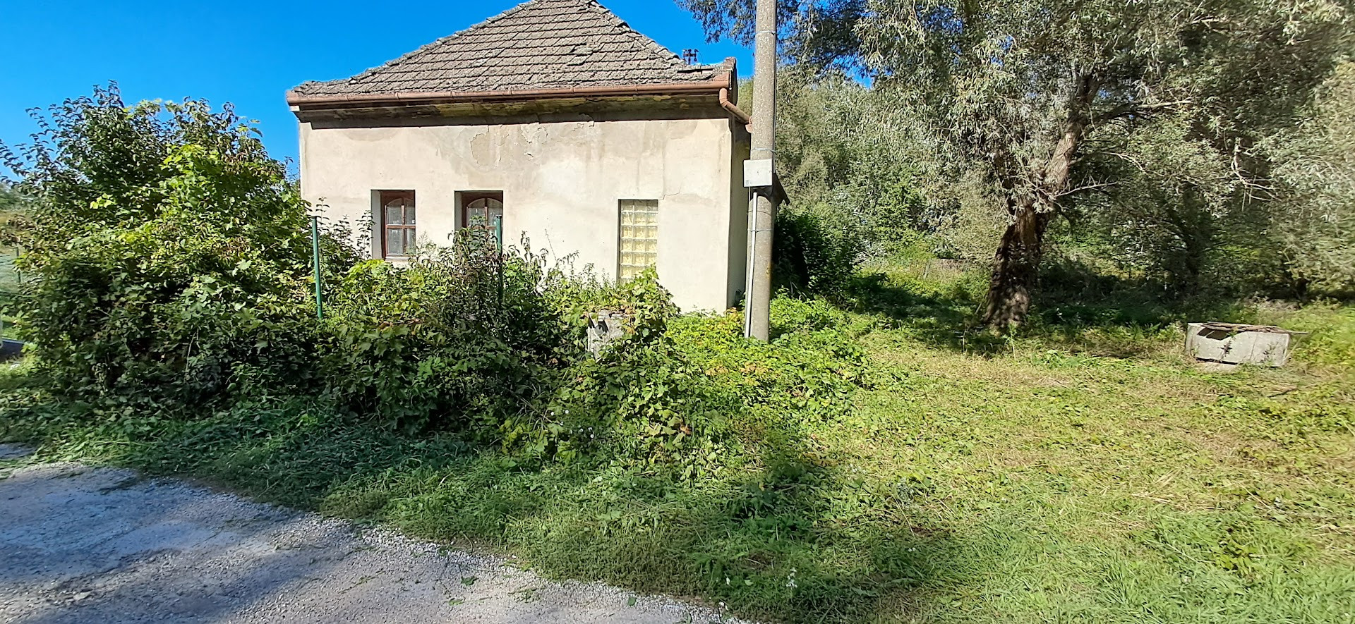 Ponúkame na predaj rodinný dom na Veľkom Ostrove s veľkým pozemkom