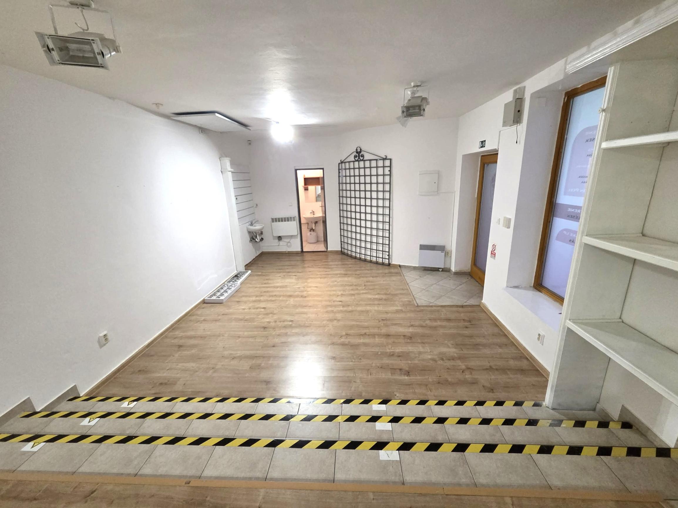 Ponúkame na prenájom komerčný priestor v Komárne