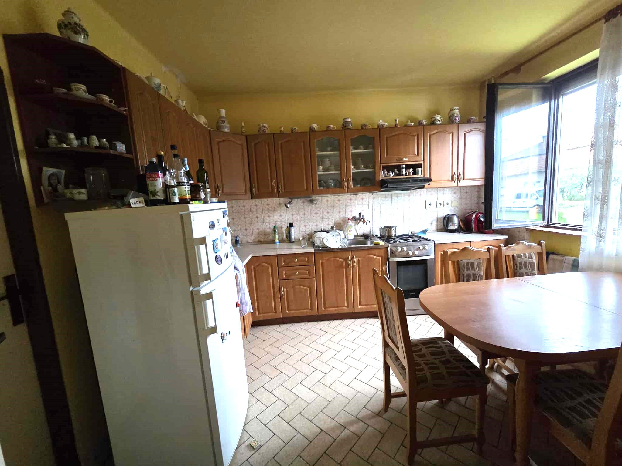 Exkluzívne ponúkame na predaj poschodový rodinný dom v tichej lokalite mesta Kolárovo.