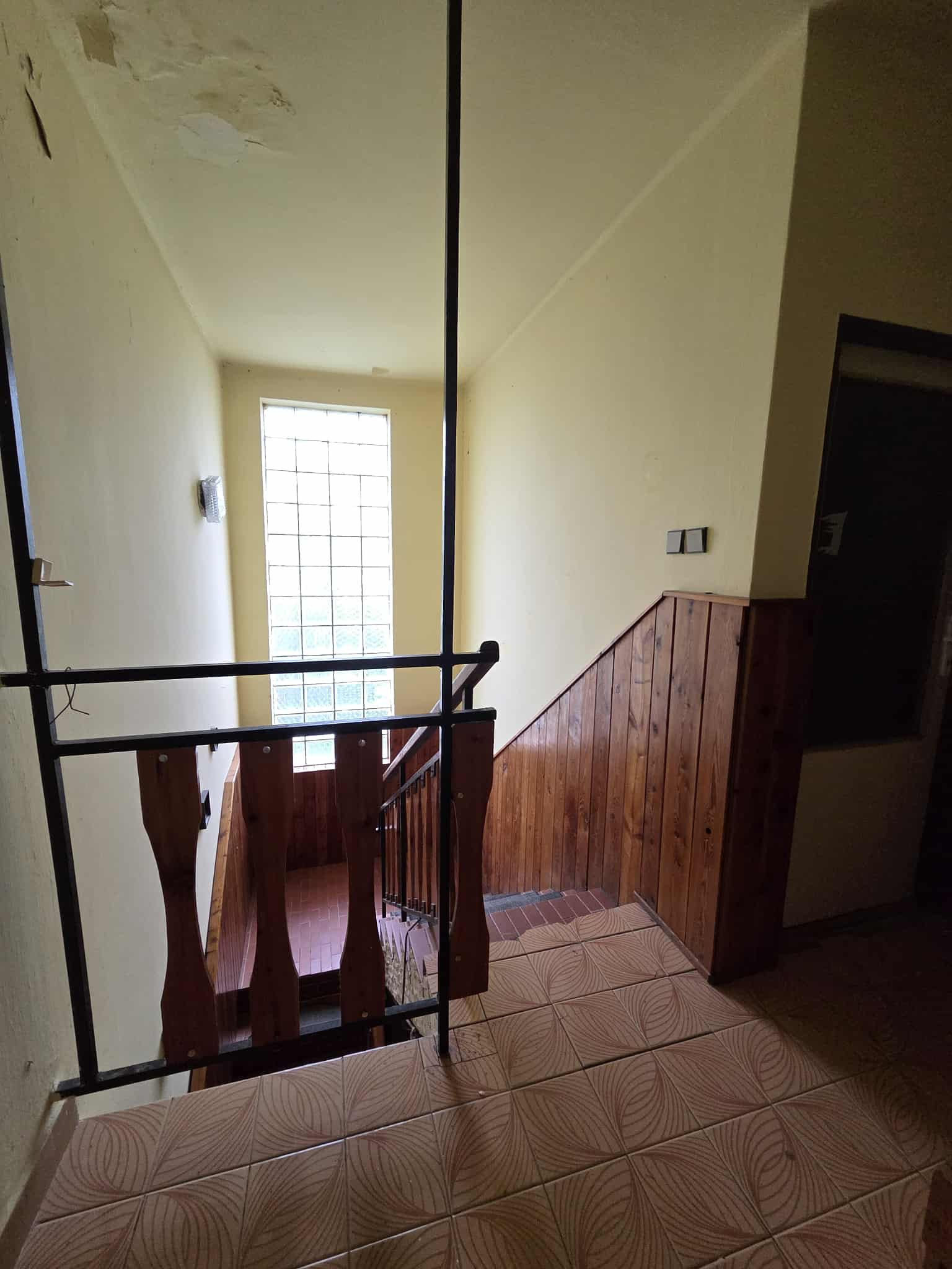 Exkluzívne ponúkame na predaj poschodový rodinný dom v tichej lokalite mesta Kolárovo.