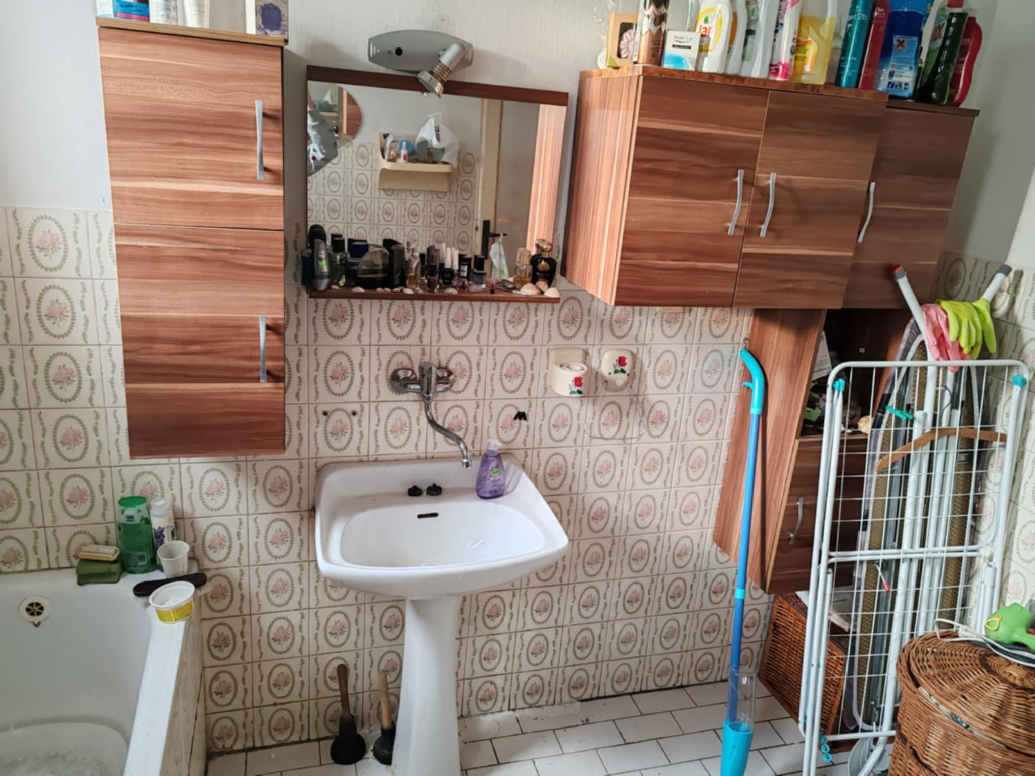 Exkluzívne ponúkame na predaj poschodový rodinný dom v tichej lokalite mesta Kolárovo.