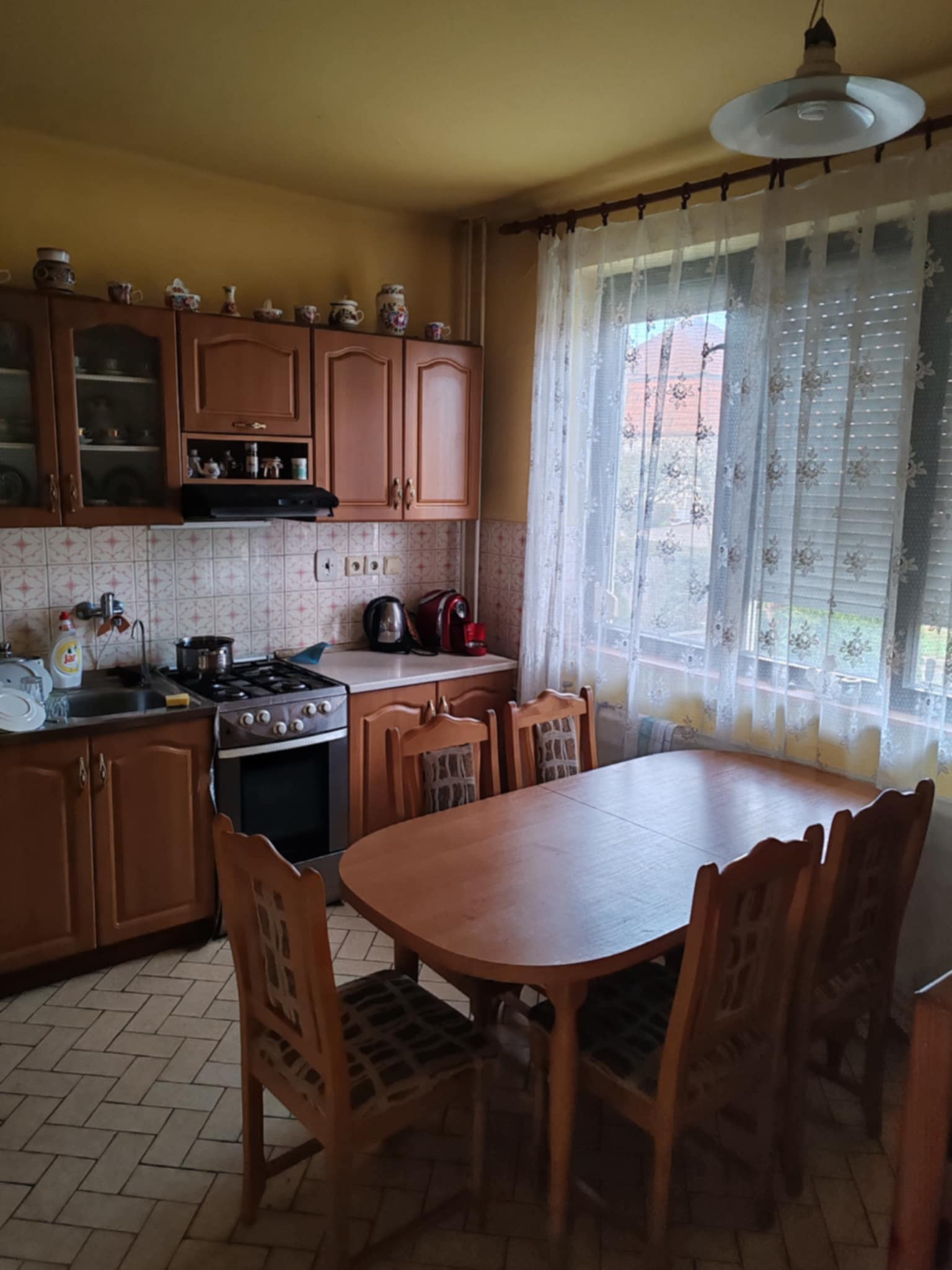 Exkluzívne ponúkame na predaj poschodový rodinný dom v tichej lokalite mesta Kolárovo.