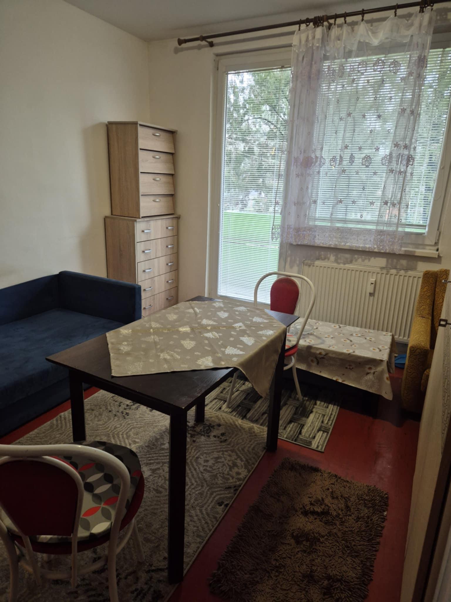 Na predaj: Priestranná garzónka s balkónom v obľúbenej lokalite – Komárno, ul. Eötvösa