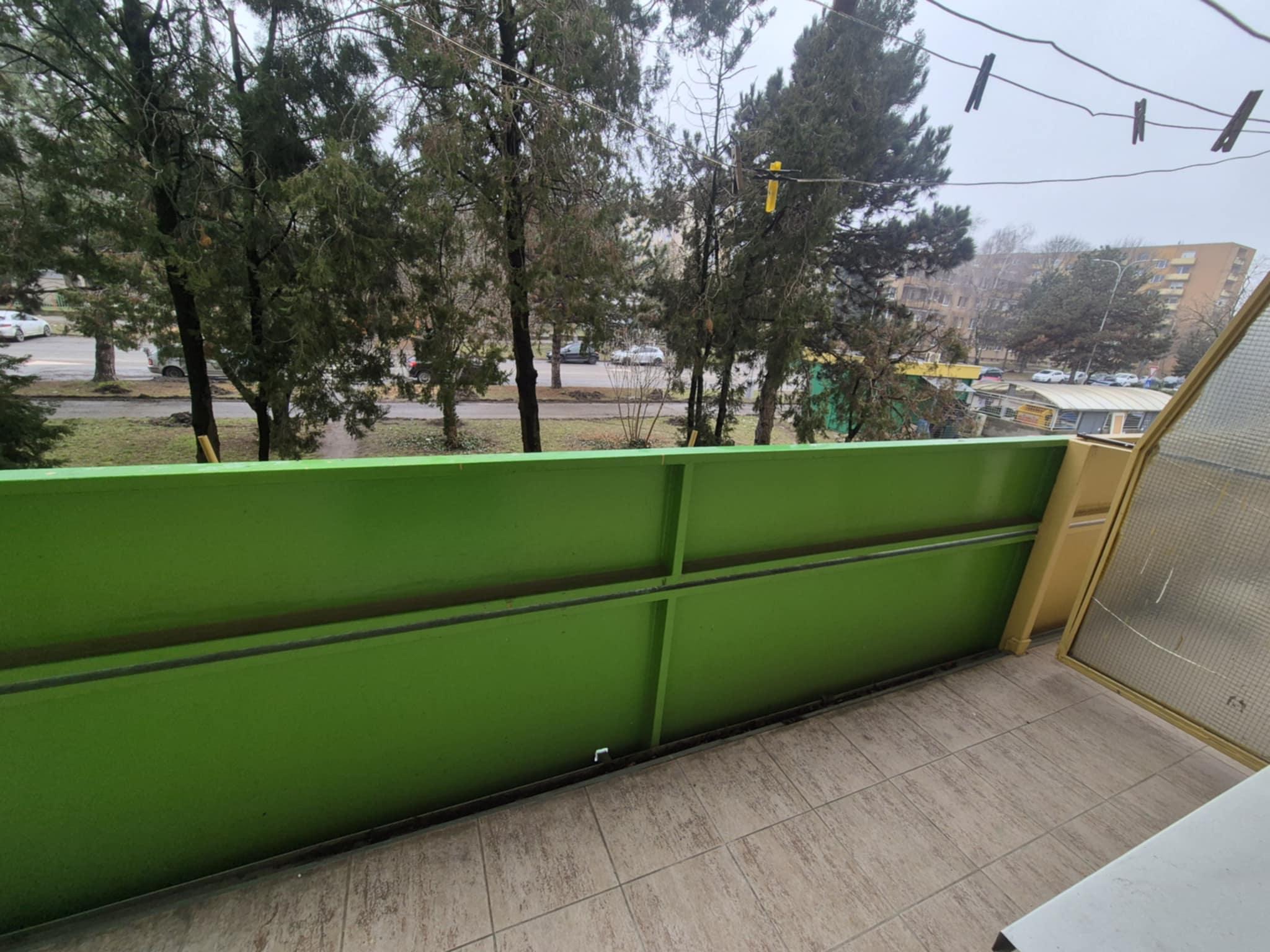 Na predaj: Priestranná garzónka s balkónom v obľúbenej lokalite – Komárno, ul. Eötvösa