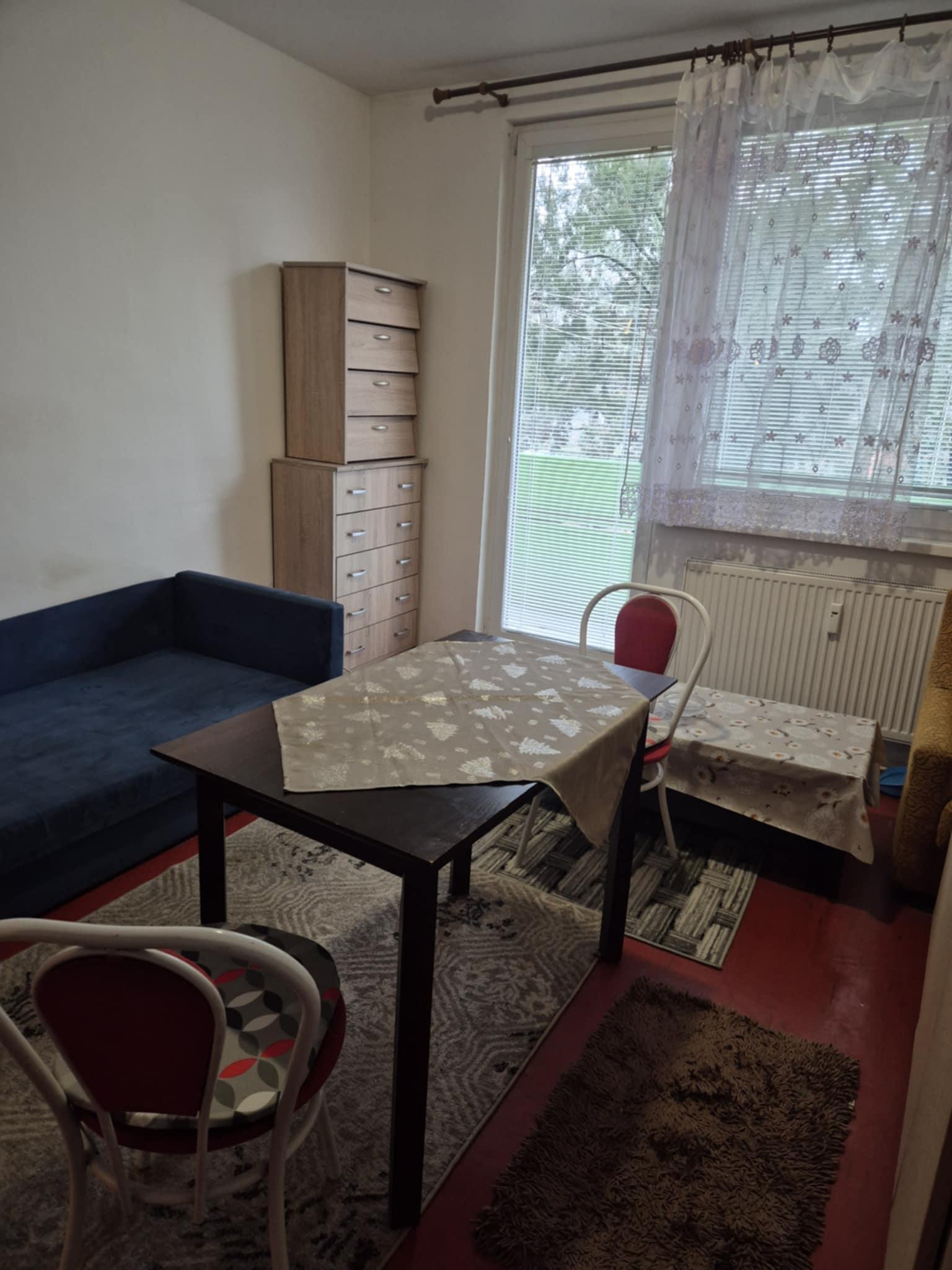 Na predaj: Priestranná garzónka s balkónom v obľúbenej lokalite – Komárno, ul. Eötvösa