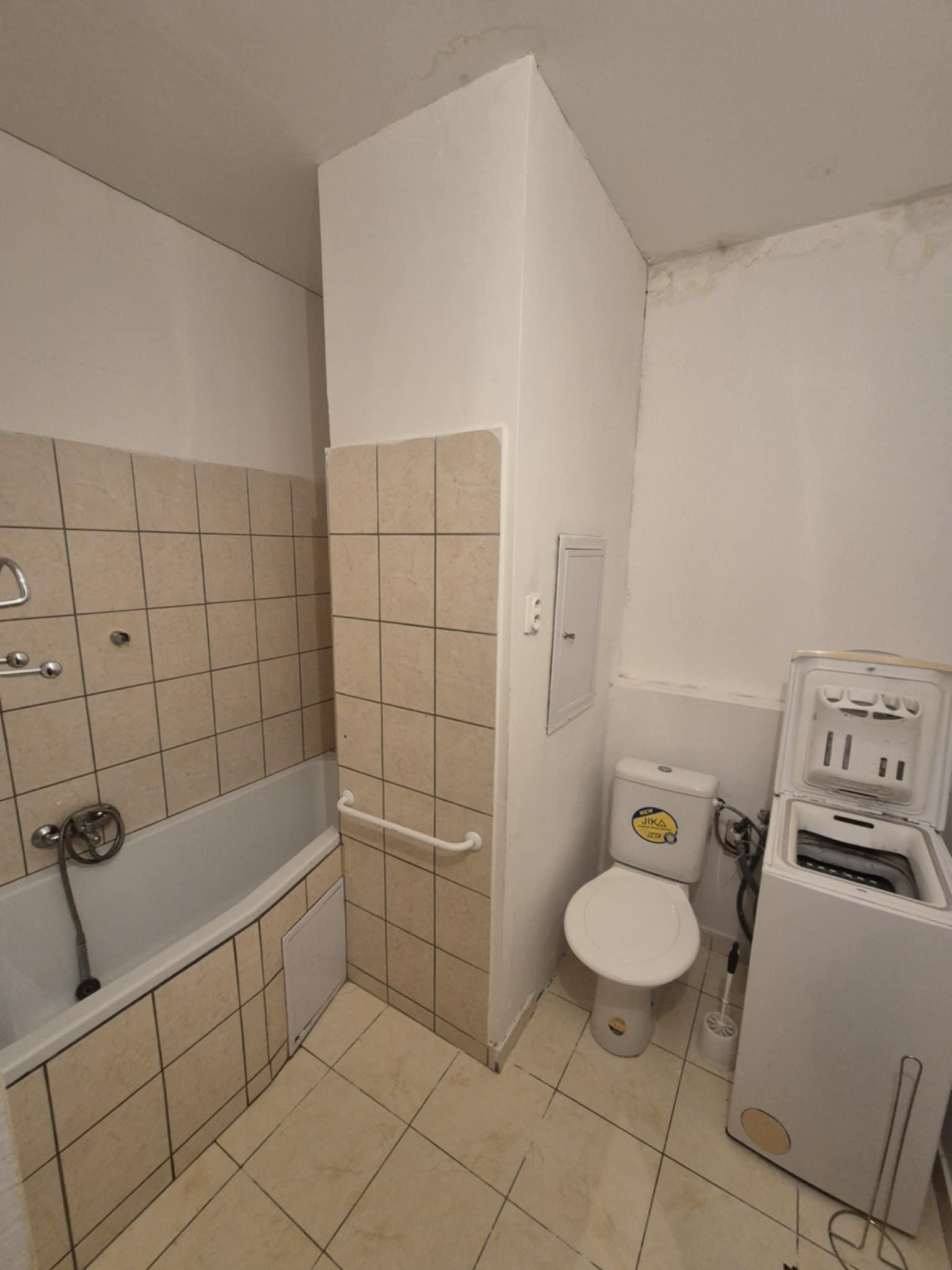 Na predaj: Priestranná garzónka s balkónom v obľúbenej lokalite – Komárno, ul. Eötvösa