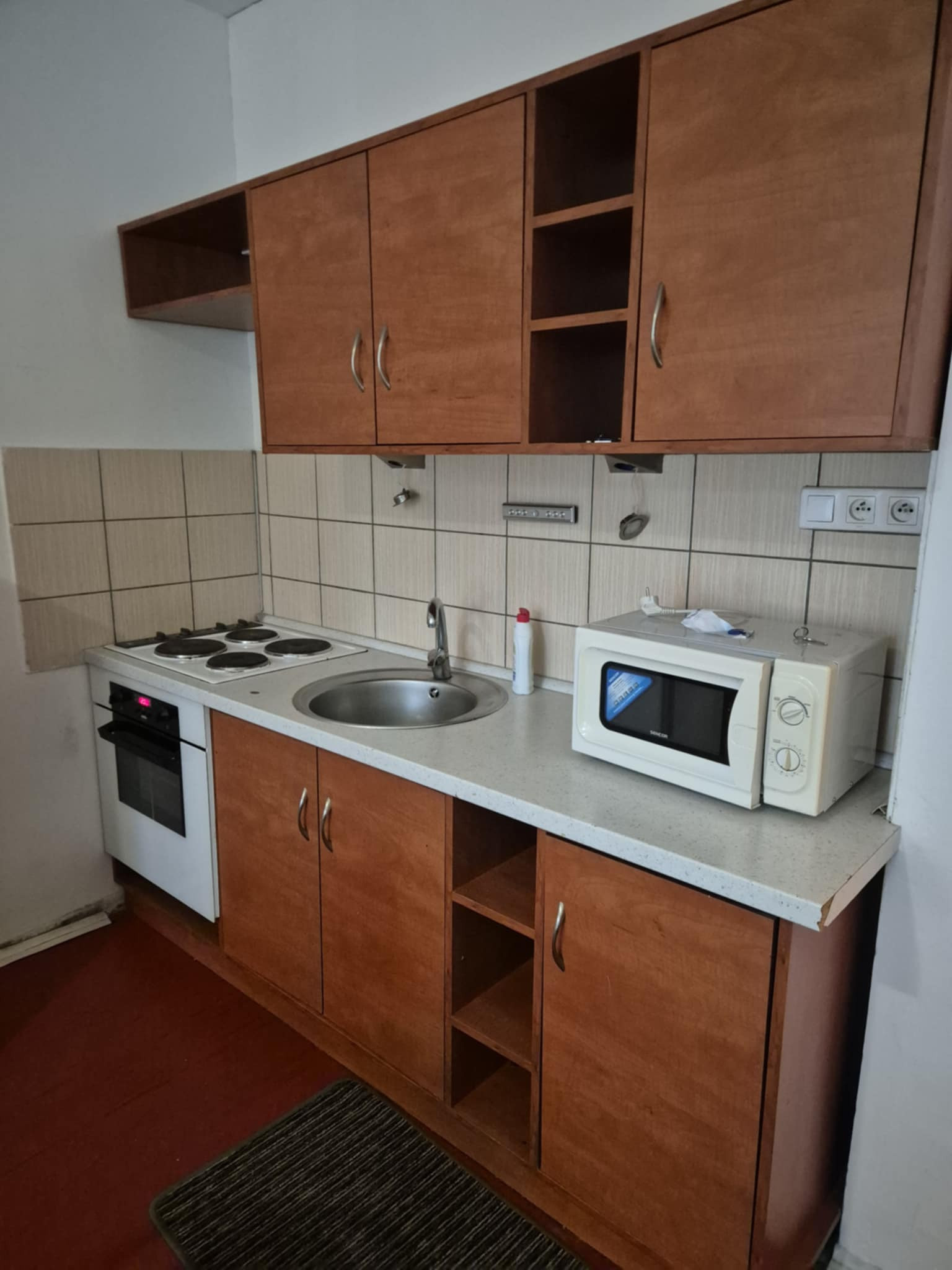 Na predaj: Priestranná garzónka s balkónom v obľúbenej lokalite – Komárno, ul. Eötvösa