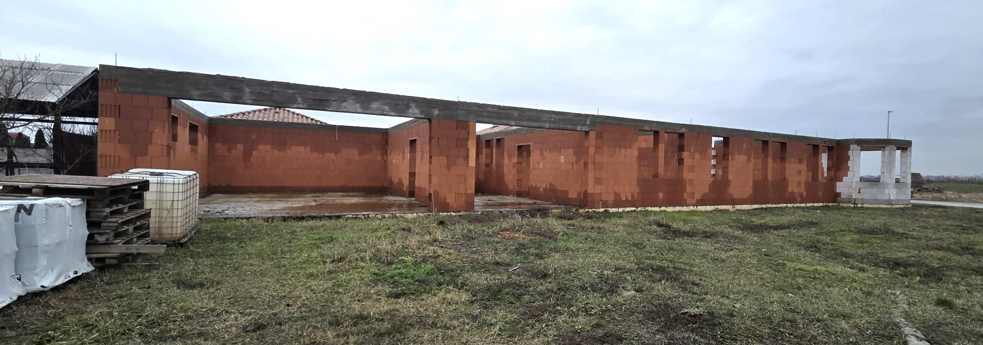 Ponúkame na predaj rozostavanú stavbu v Kolárove