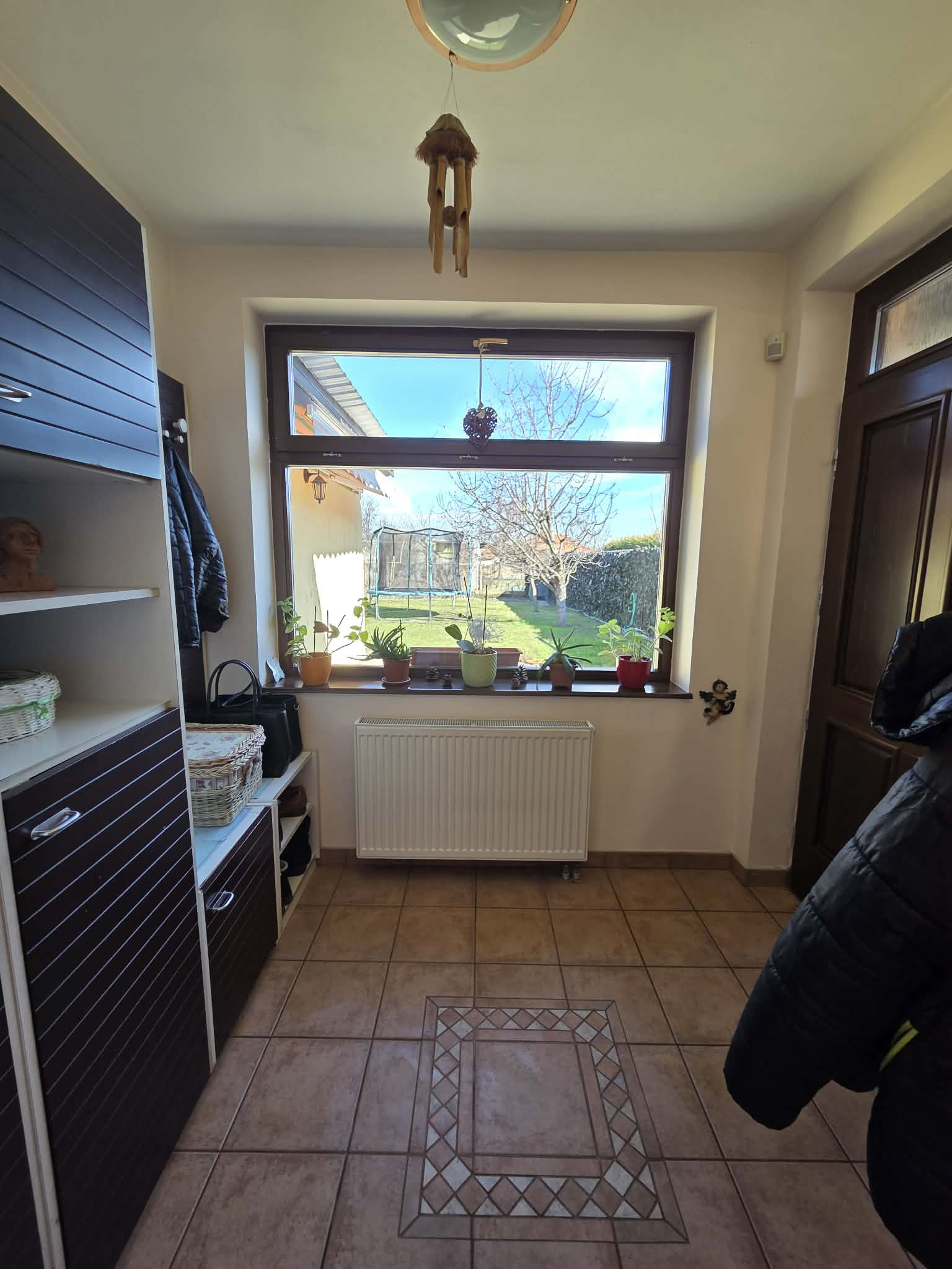 Ponúkame na predaj poschodový dom v Chotíne