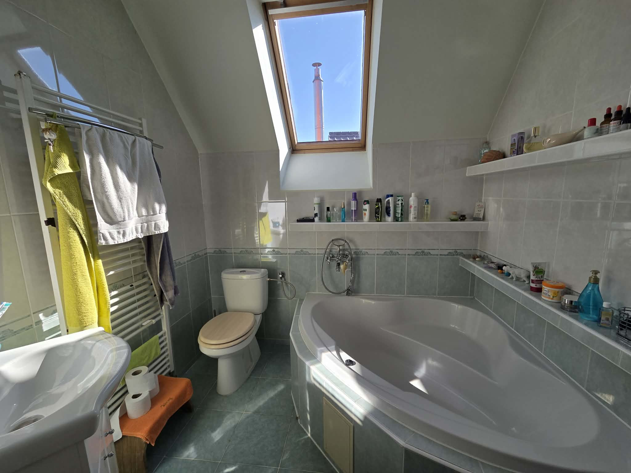 Ponúkame na predaj poschodový dom v Chotíne