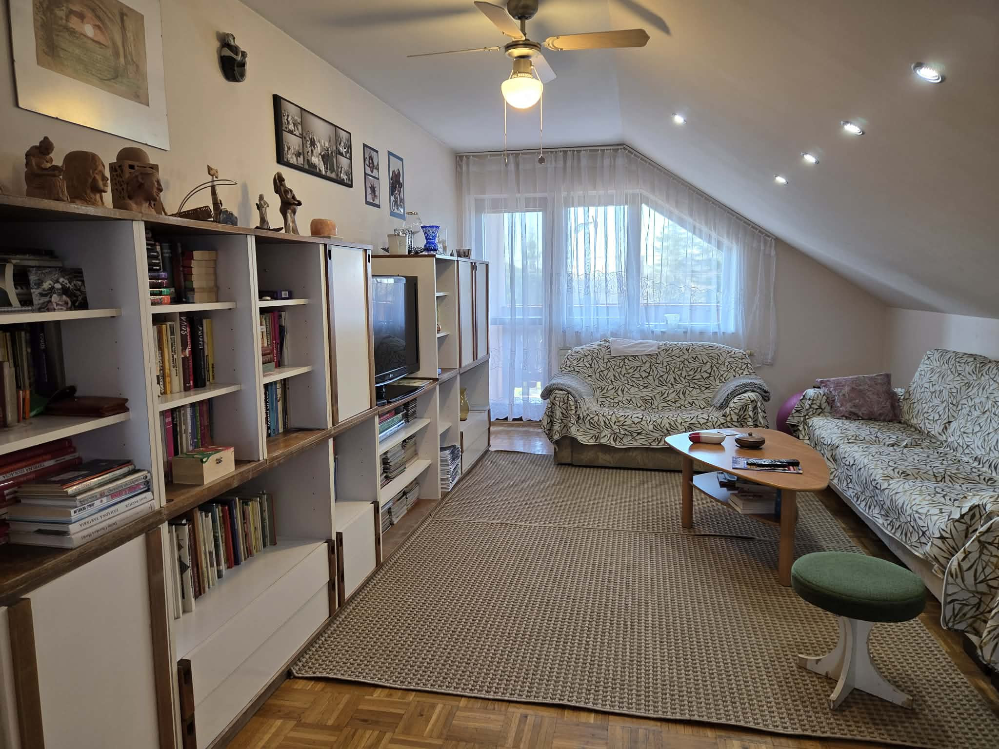 Ponúkame na predaj poschodový dom v Chotíne