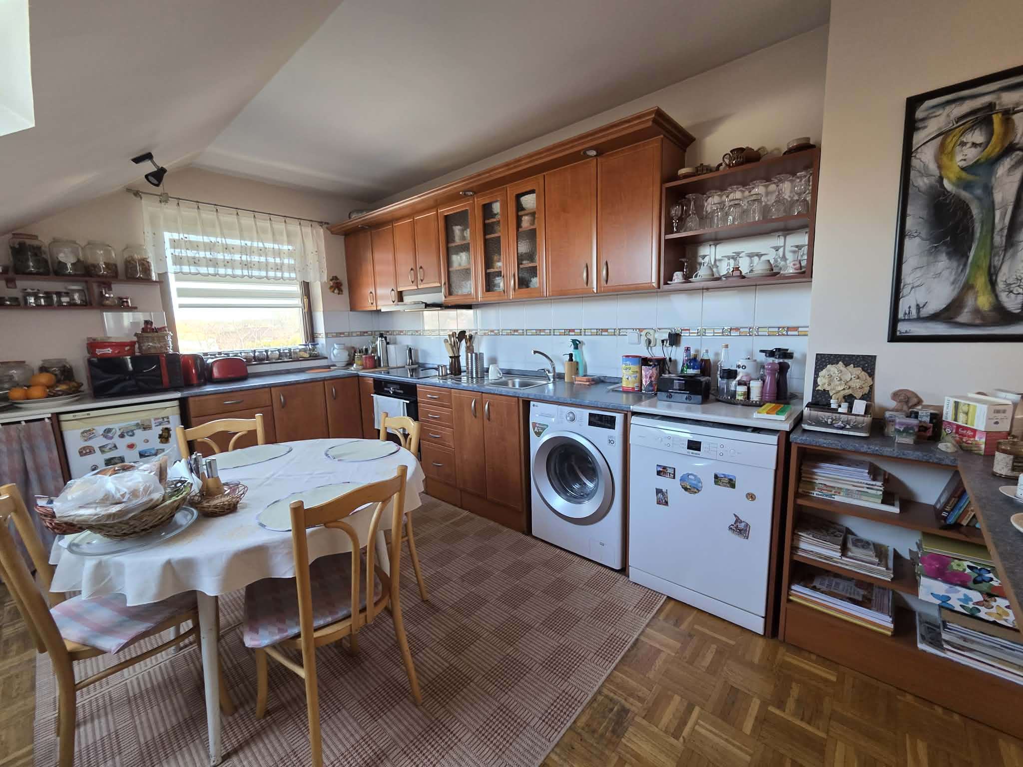 Ponúkame na predaj poschodový dom v Chotíne