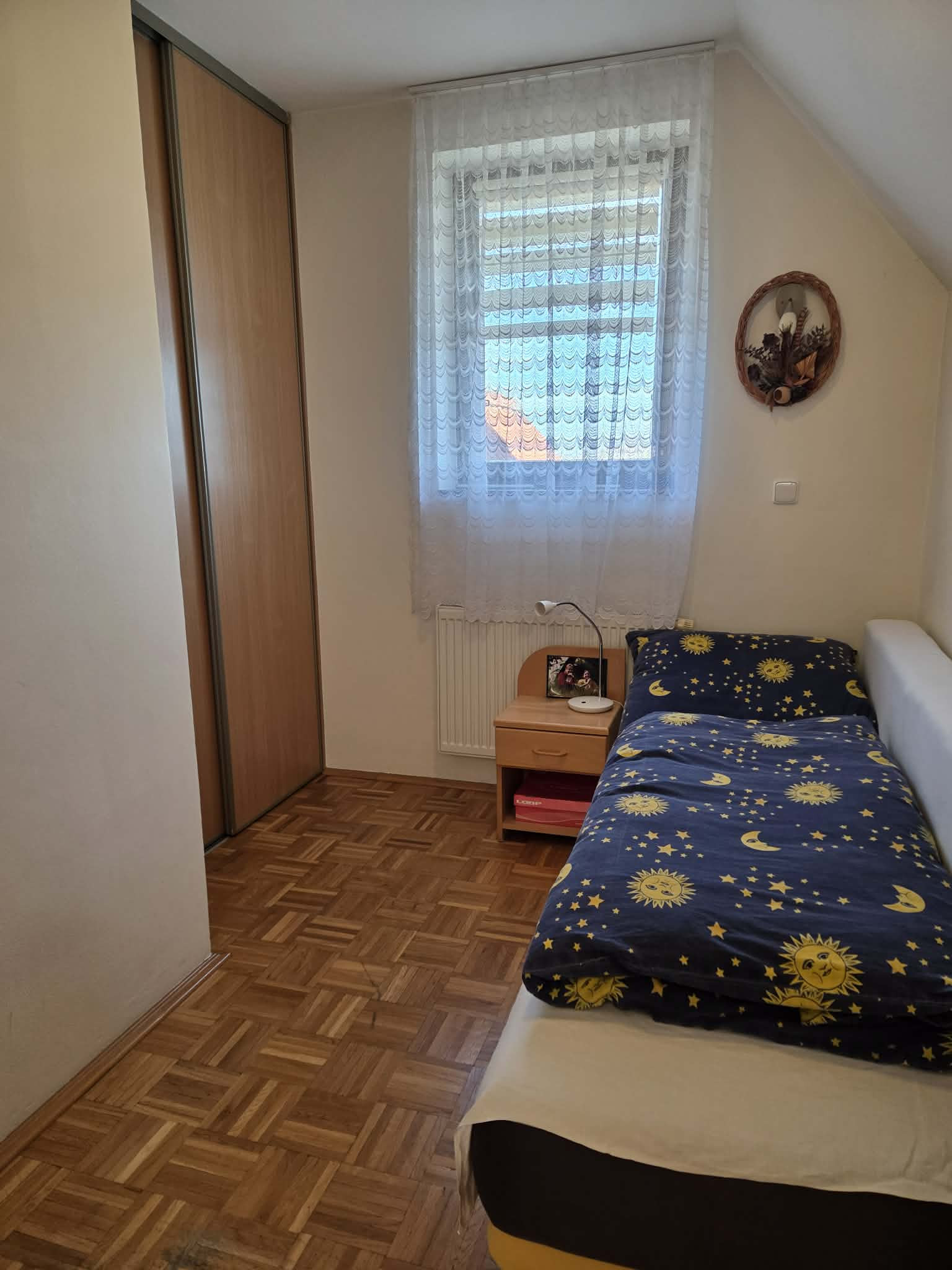 Ponúkame na predaj poschodový dom v Chotíne