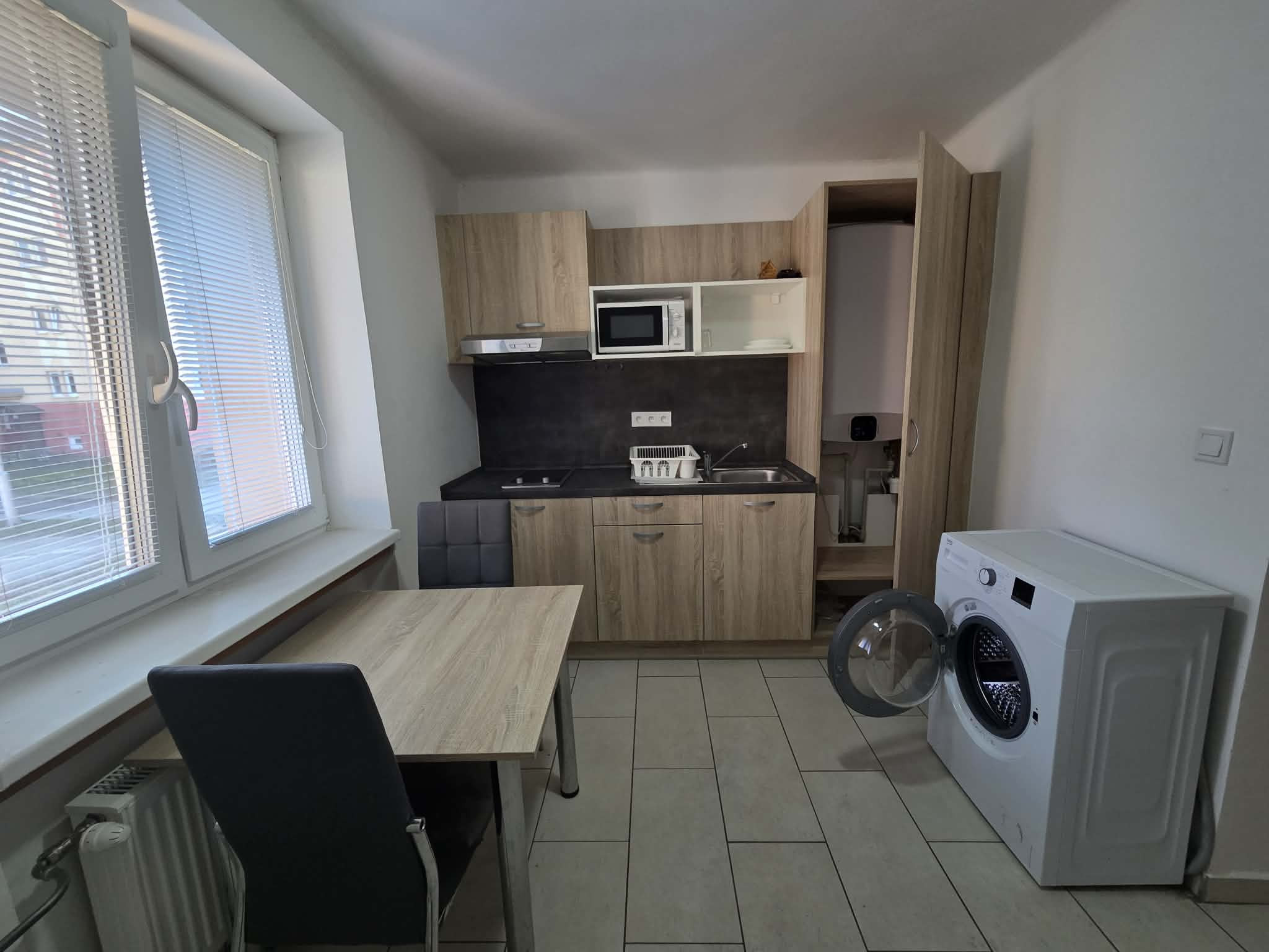 Ponúkame na prenájom 8 zrekonštruovaných zariadených 1 izbových tehlových bytov v Komárne .