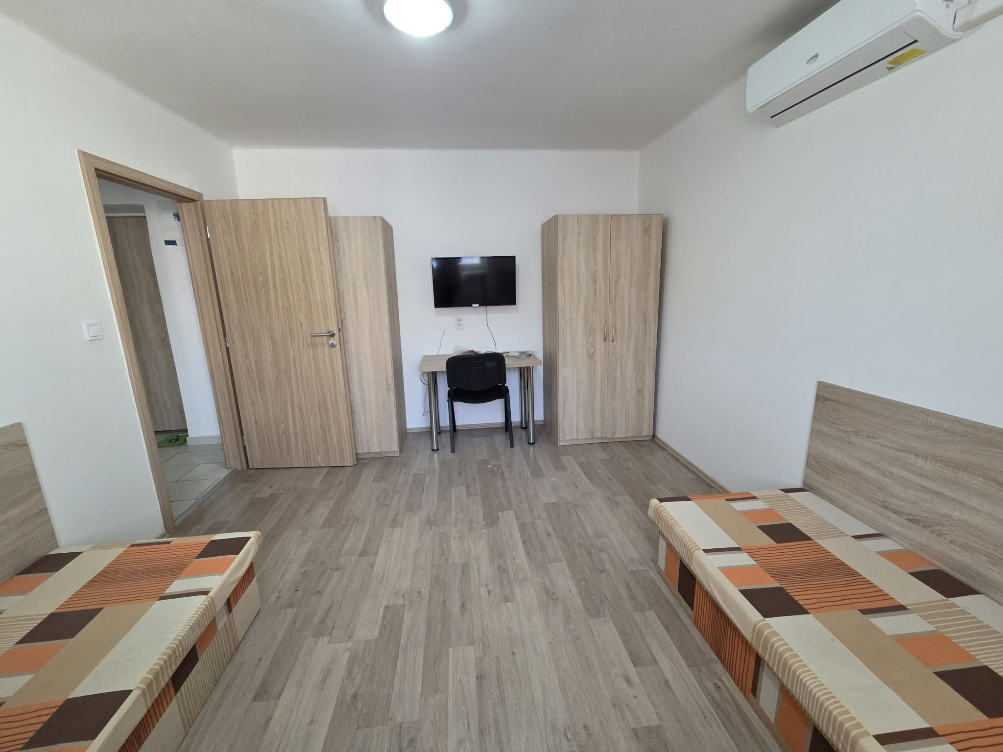 Ponúkame na prenájom 8 zrekonštruovaných zariadených 1 izbových tehlových bytov v Komárne .