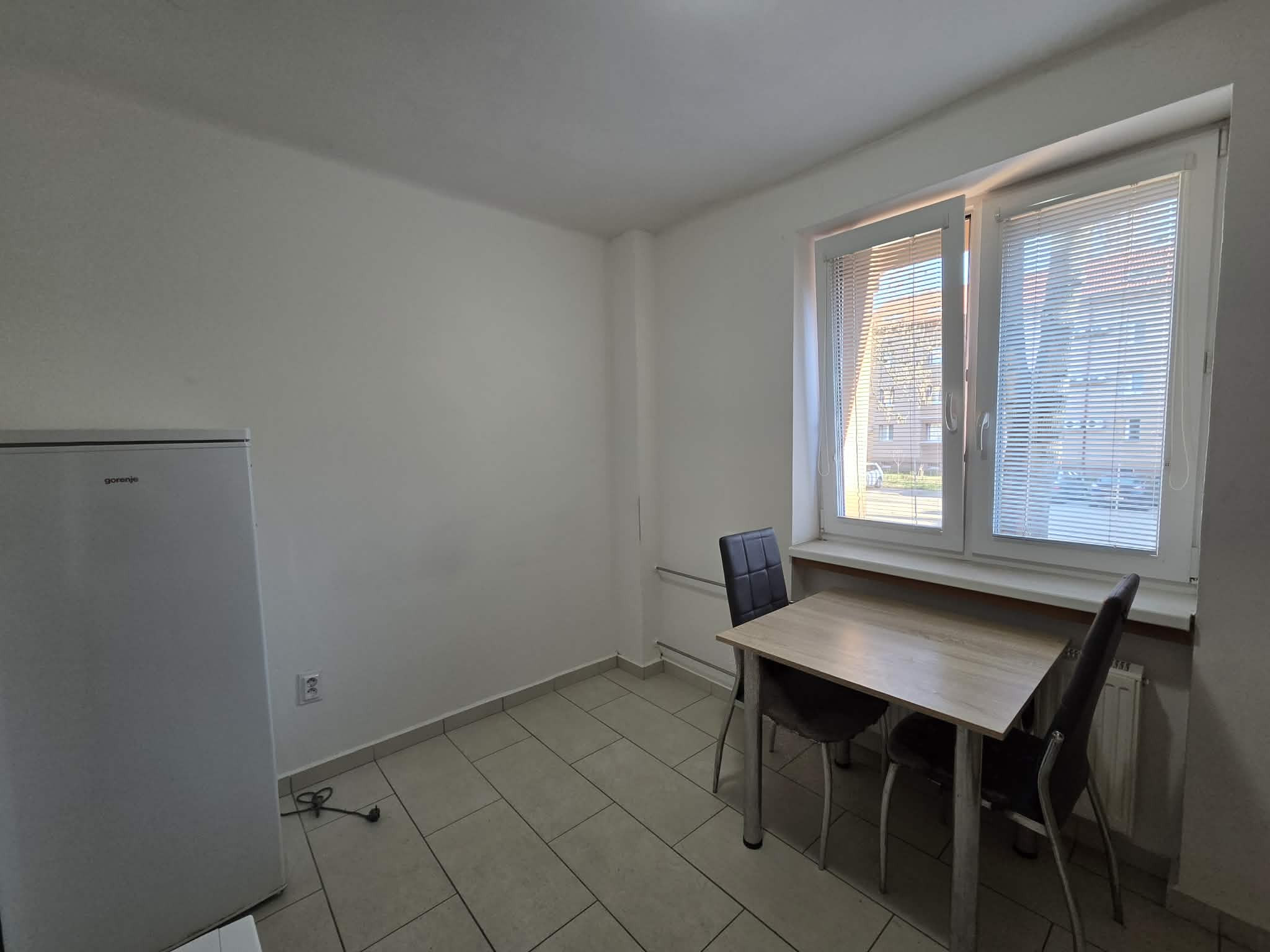 Ponúkame na prenájom 8 zrekonštruovaných zariadených 1 izbových tehlových bytov v Komárne .