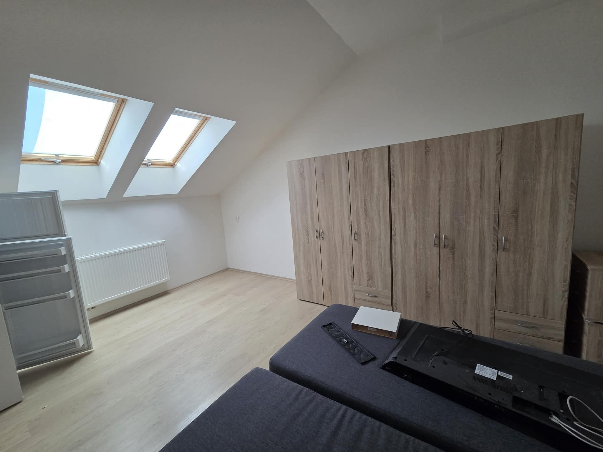 Ponúkame na prenájom 2 zrekonštruované zariadené 3 izbové tehlové byty v Komárne .