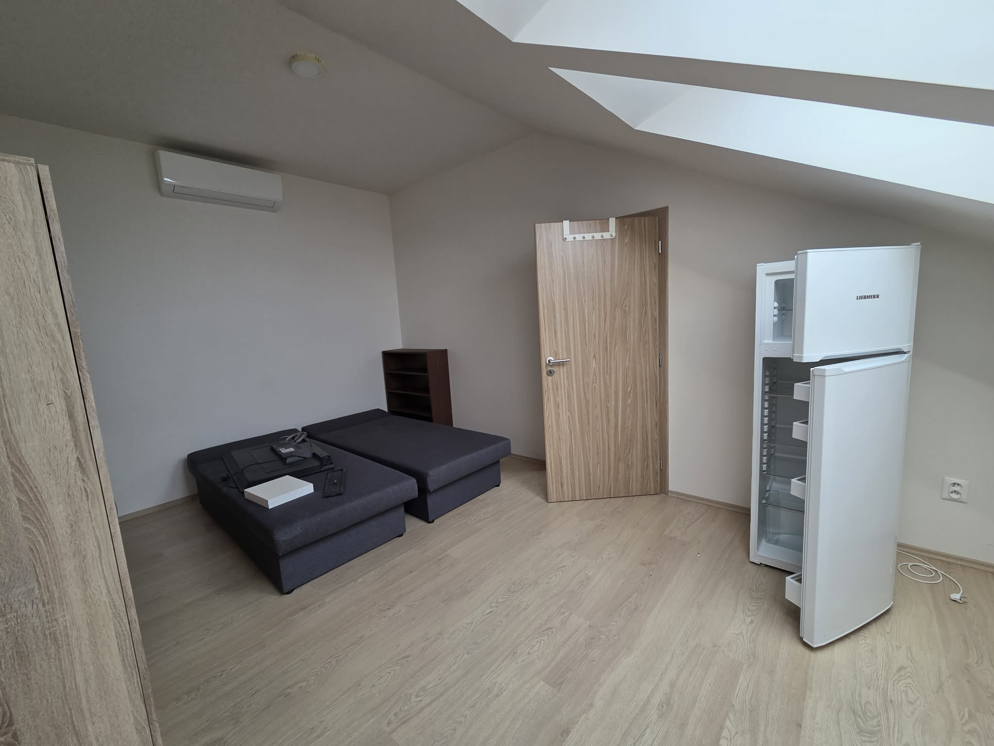 Ponúkame na prenájom 2 zrekonštruované zariadené 3 izbové tehlové byty v Komárne .