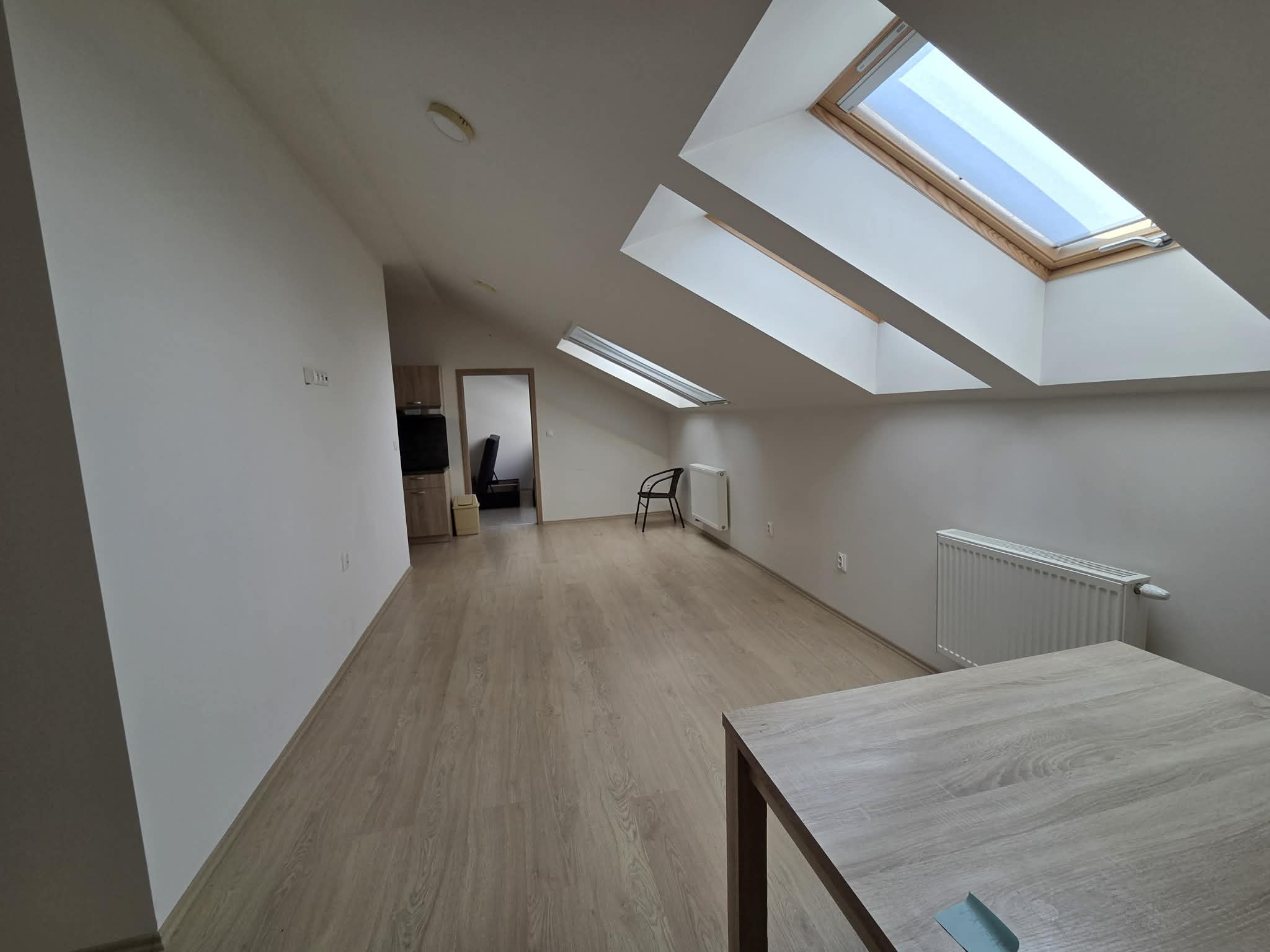 Ponúkame na prenájom 2 zrekonštruované zariadené 3 izbové tehlové byty v Komárne .