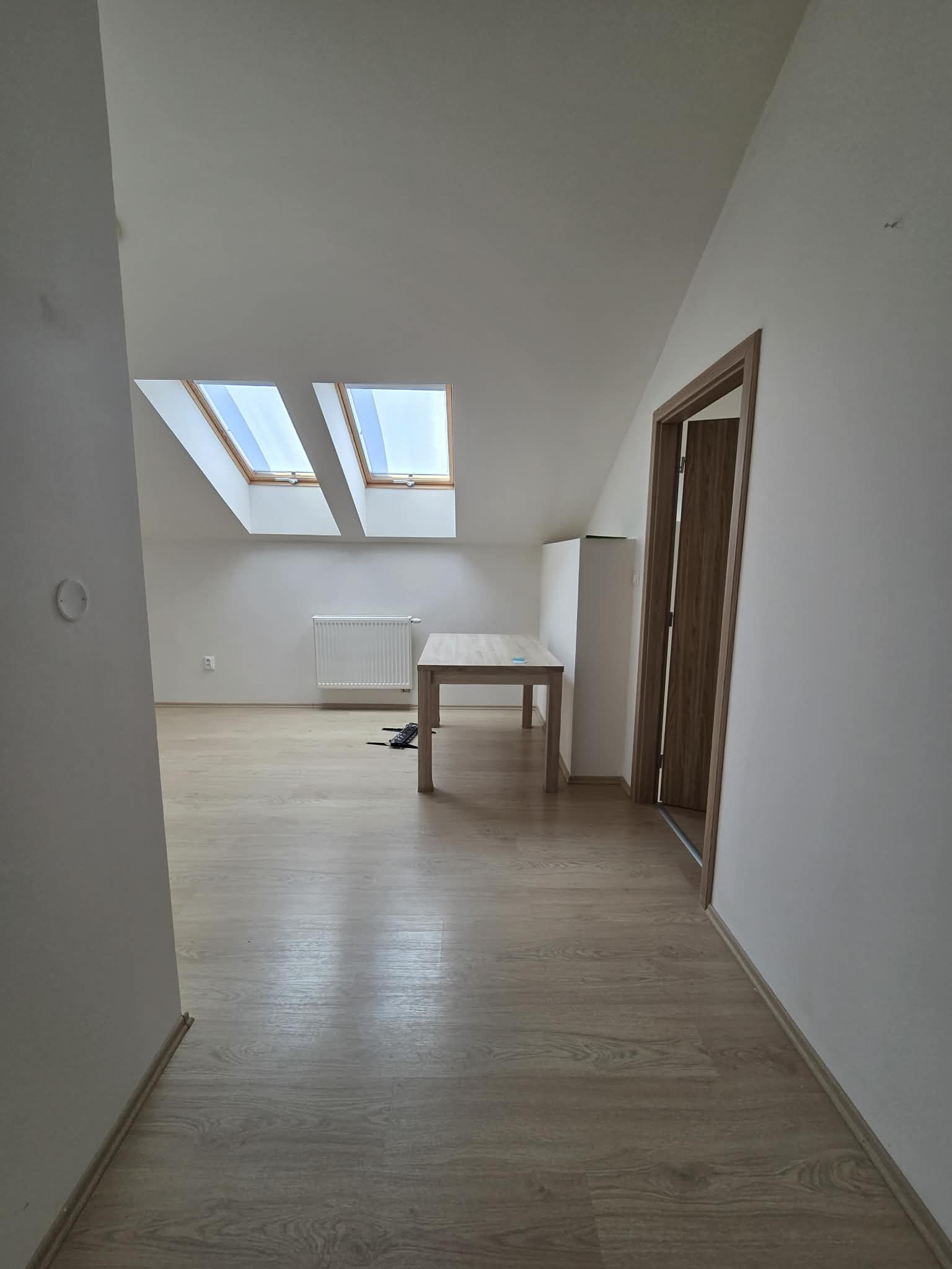 Ponúkame na prenájom 2 zrekonštruované zariadené 3 izbové tehlové byty v Komárne .