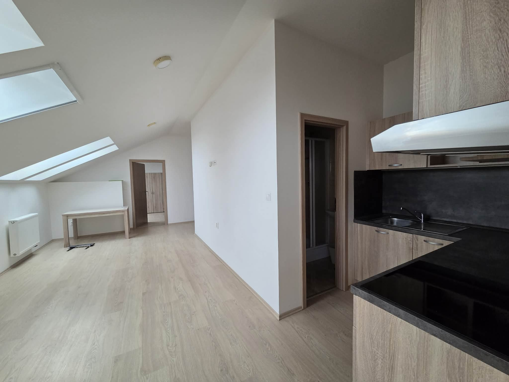 Ponúkame na prenájom 2 zrekonštruované zariadené 3 izbové tehlové byty v Komárne .