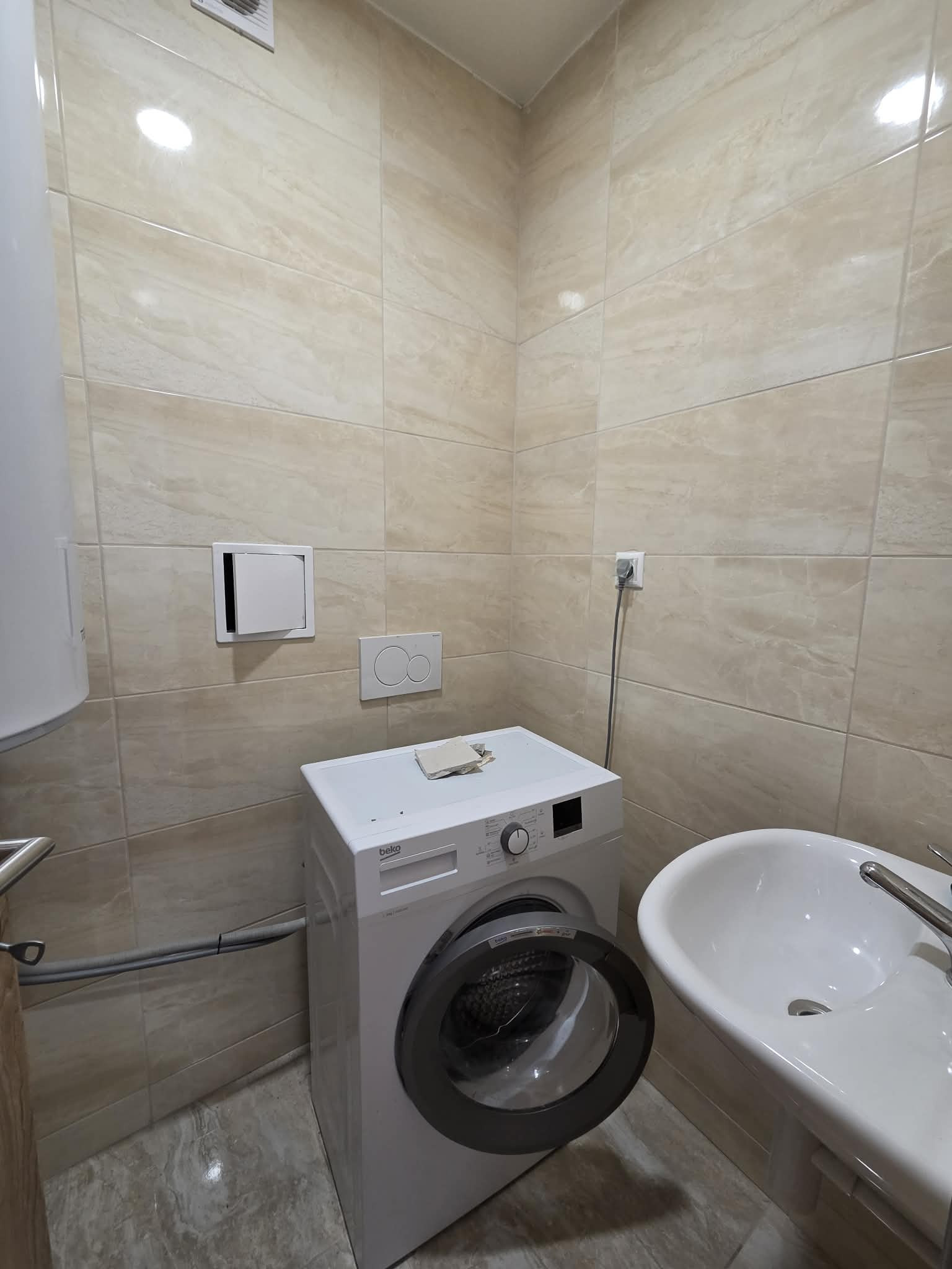 Ponúkame na prenájom zrekonštruovaný zariadený 3 izbový tehlový byt v Komárne .