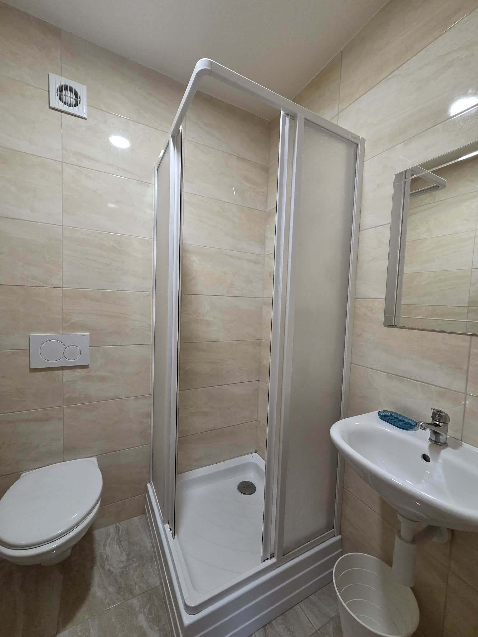 Ponúkame na prenájom zrekonštruovaný zariadený 3 izbový tehlový byt v Komárne .