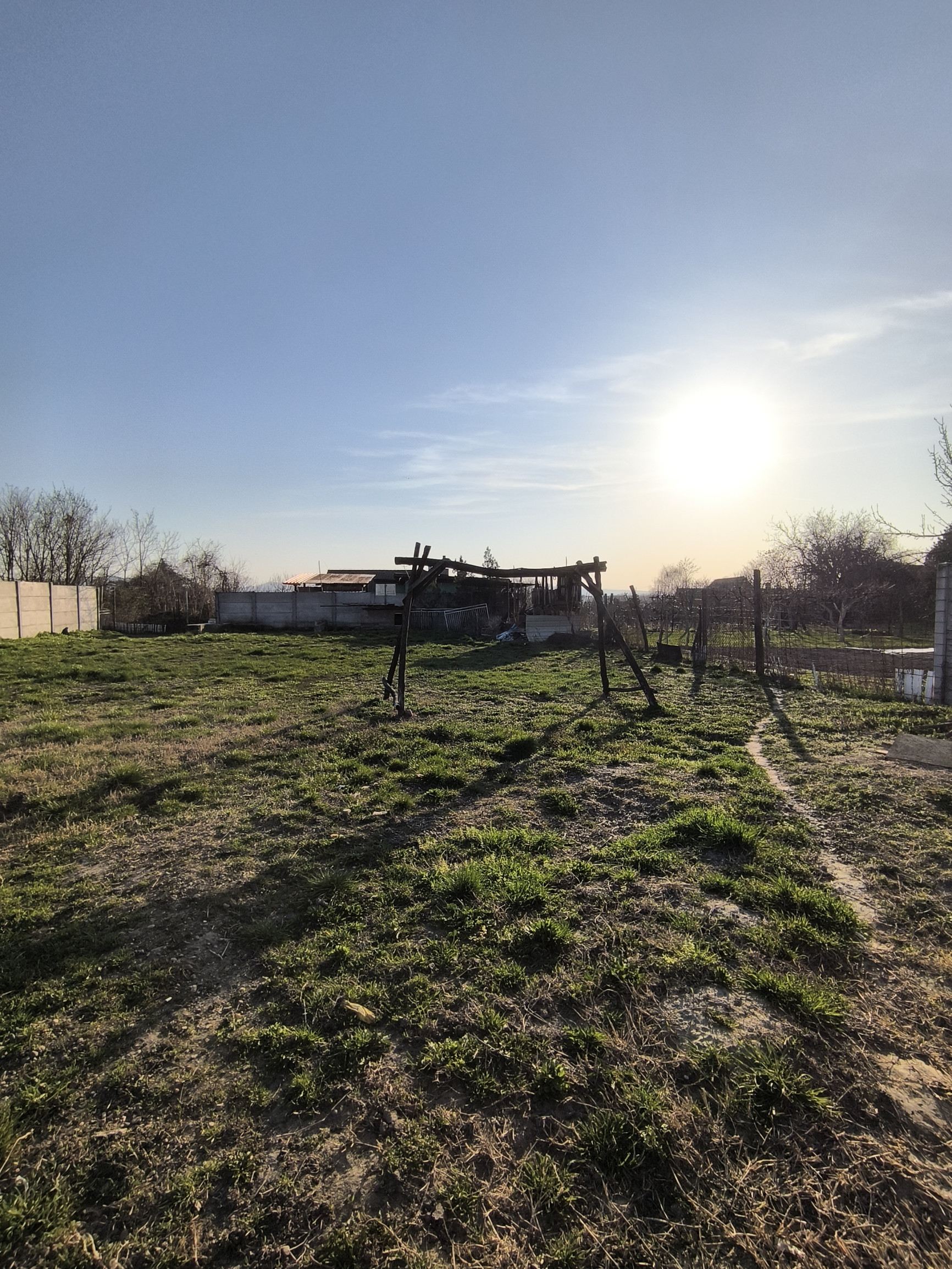 Ponúkame na predaj štýlový dom s veľkým pozemkom a garážou