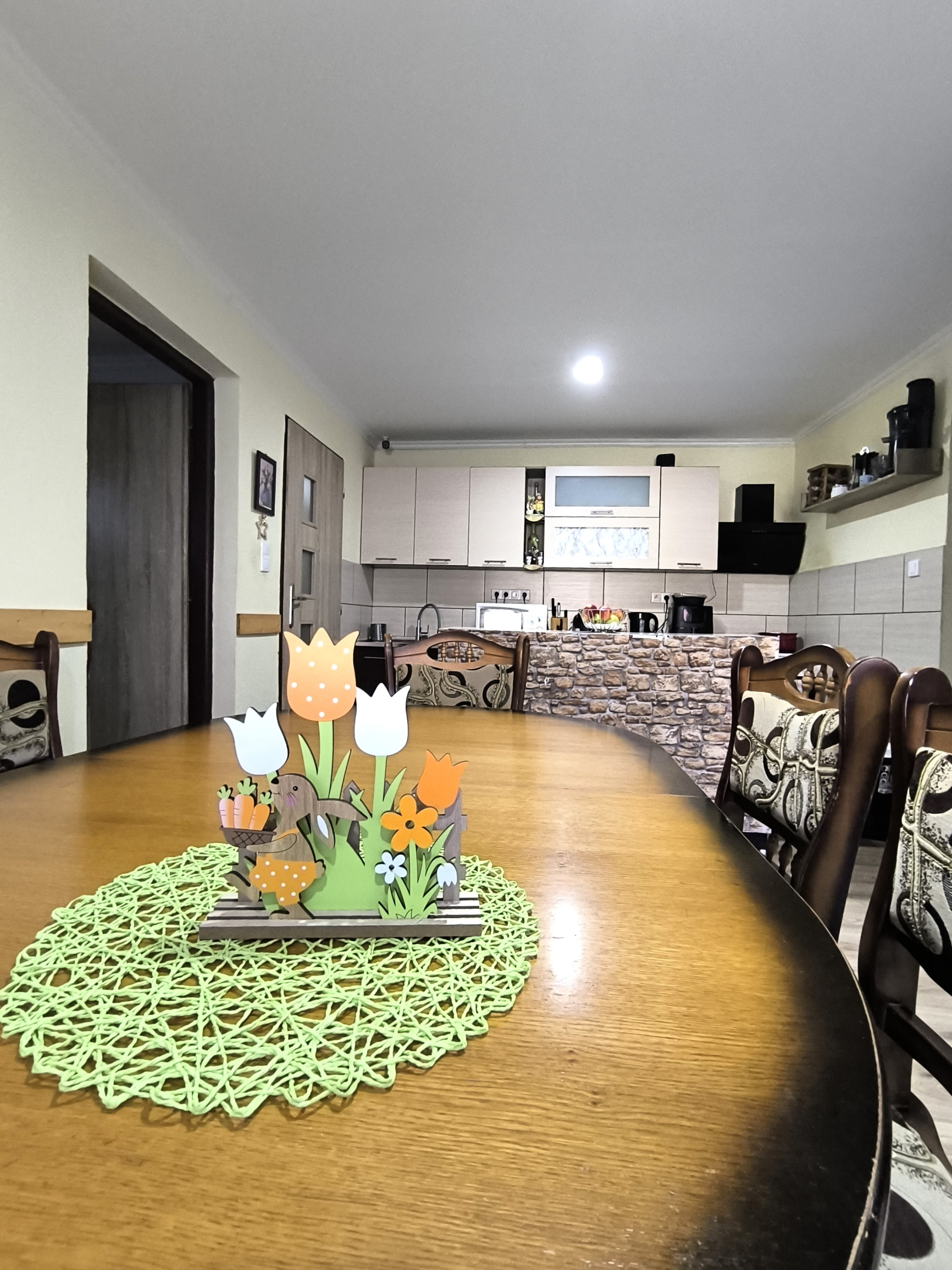 Ponúkame na predaj štýlový dom s veľkým pozemkom a garážou