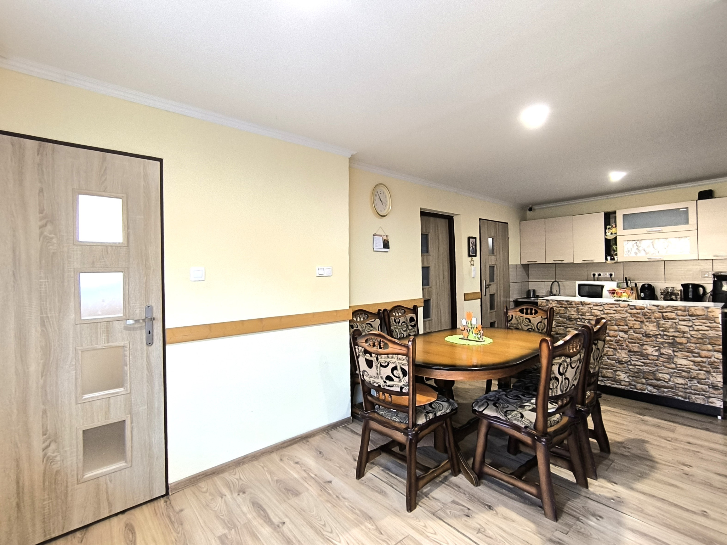 Ponúkame na predaj štýlový dom s veľkým pozemkom a garážou