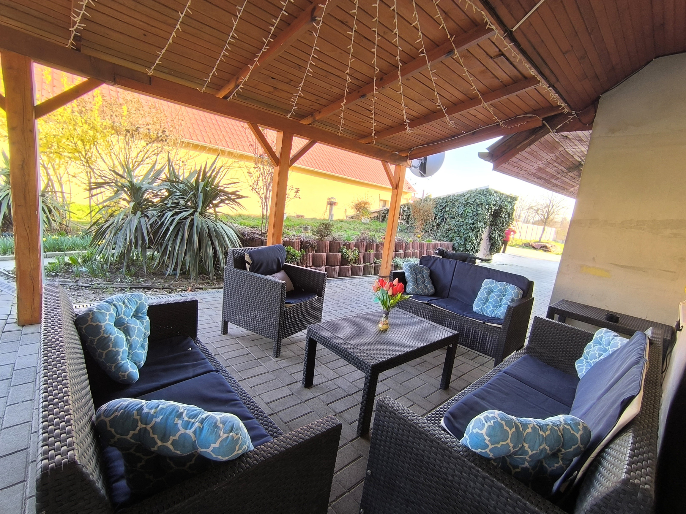 Ponúkame na predaj štýlový dom s veľkým pozemkom a garážou