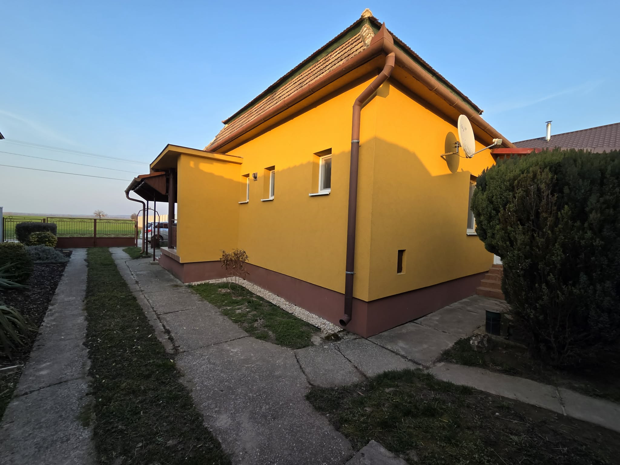 Ponúkame na predaj rodinný dom v Iži