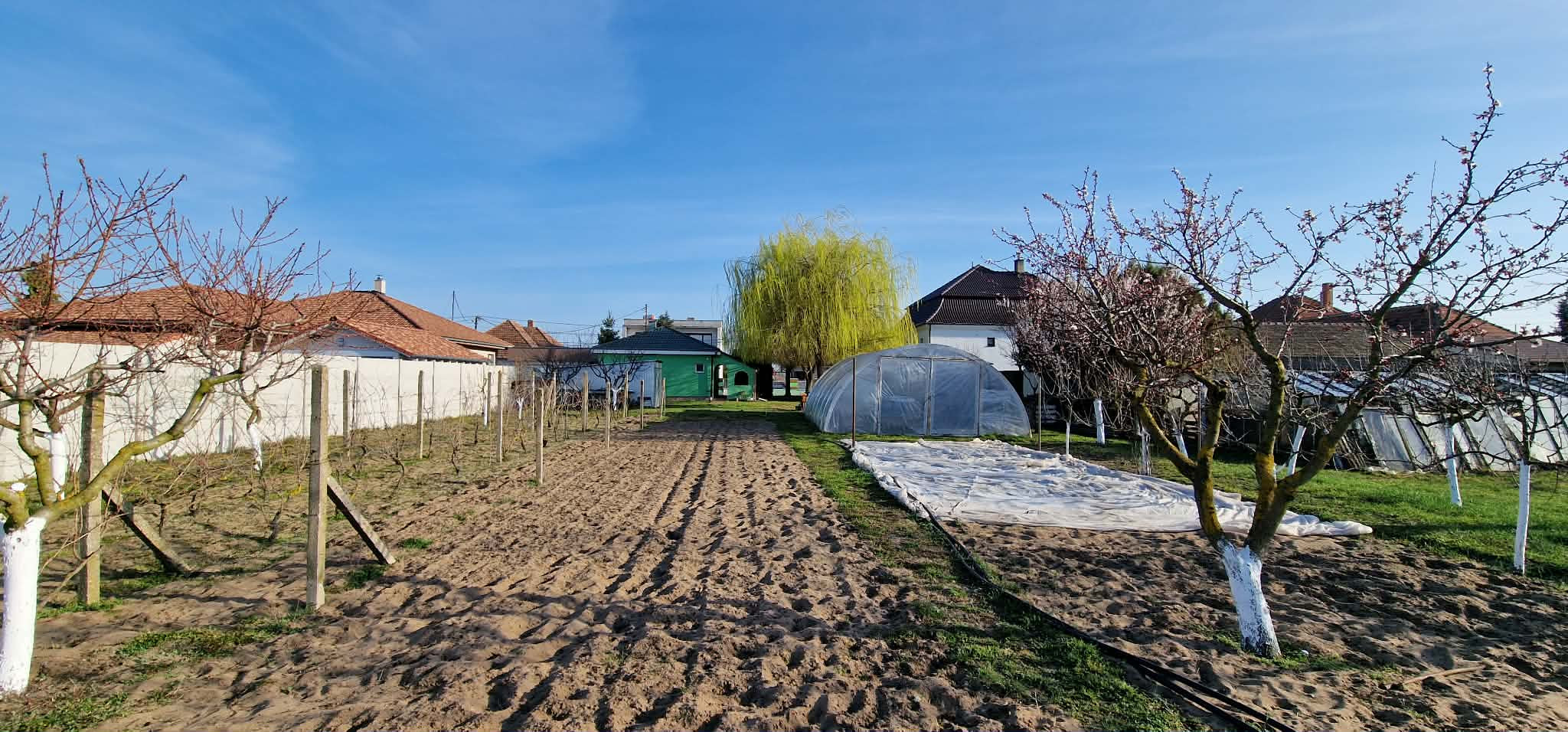 Ponúkame na predaj rod.dom s veľkým pozemkom v Ímeli