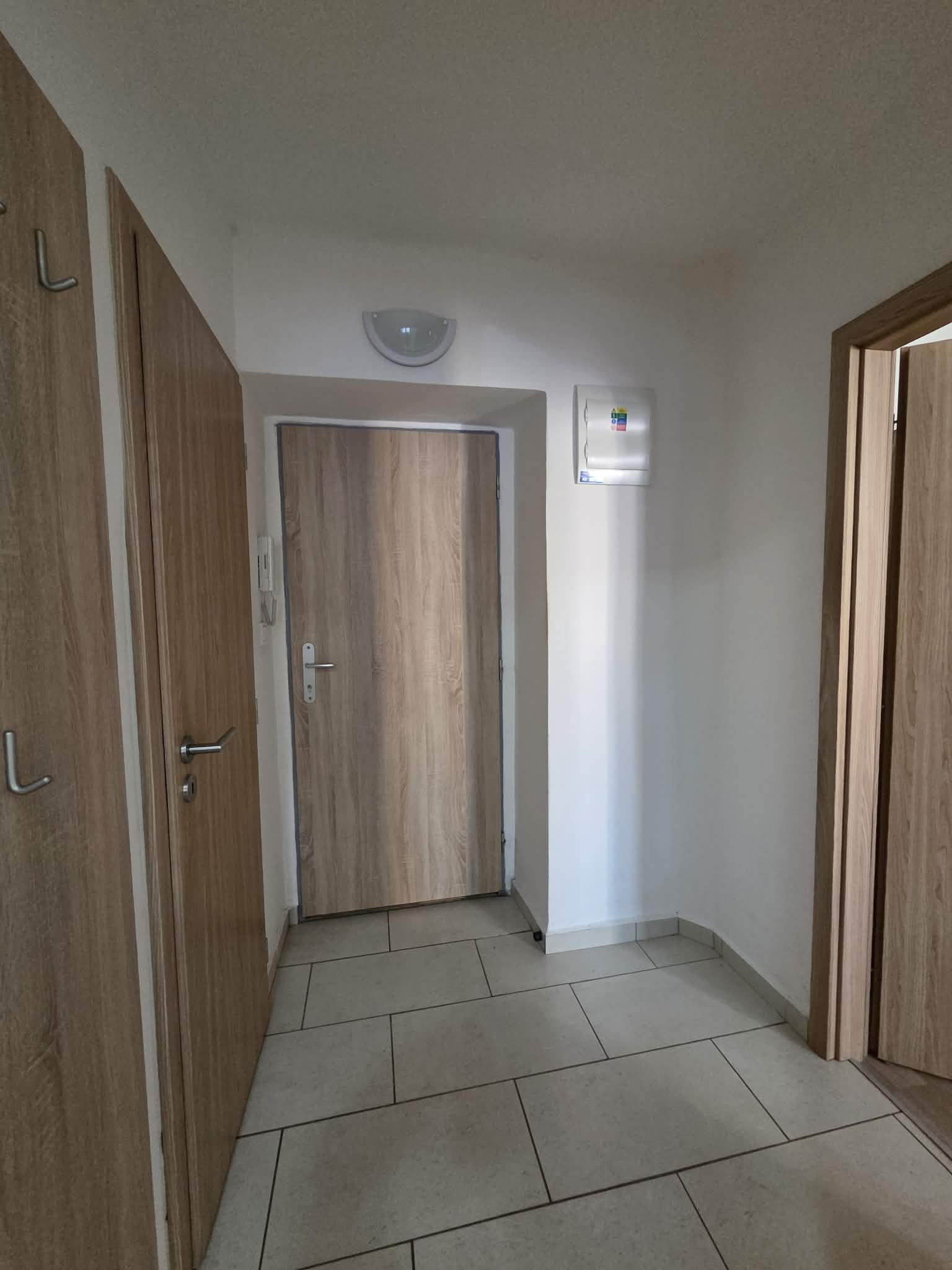 Ponúkame na prenájom 1 izbový tehlový byt v Komárne