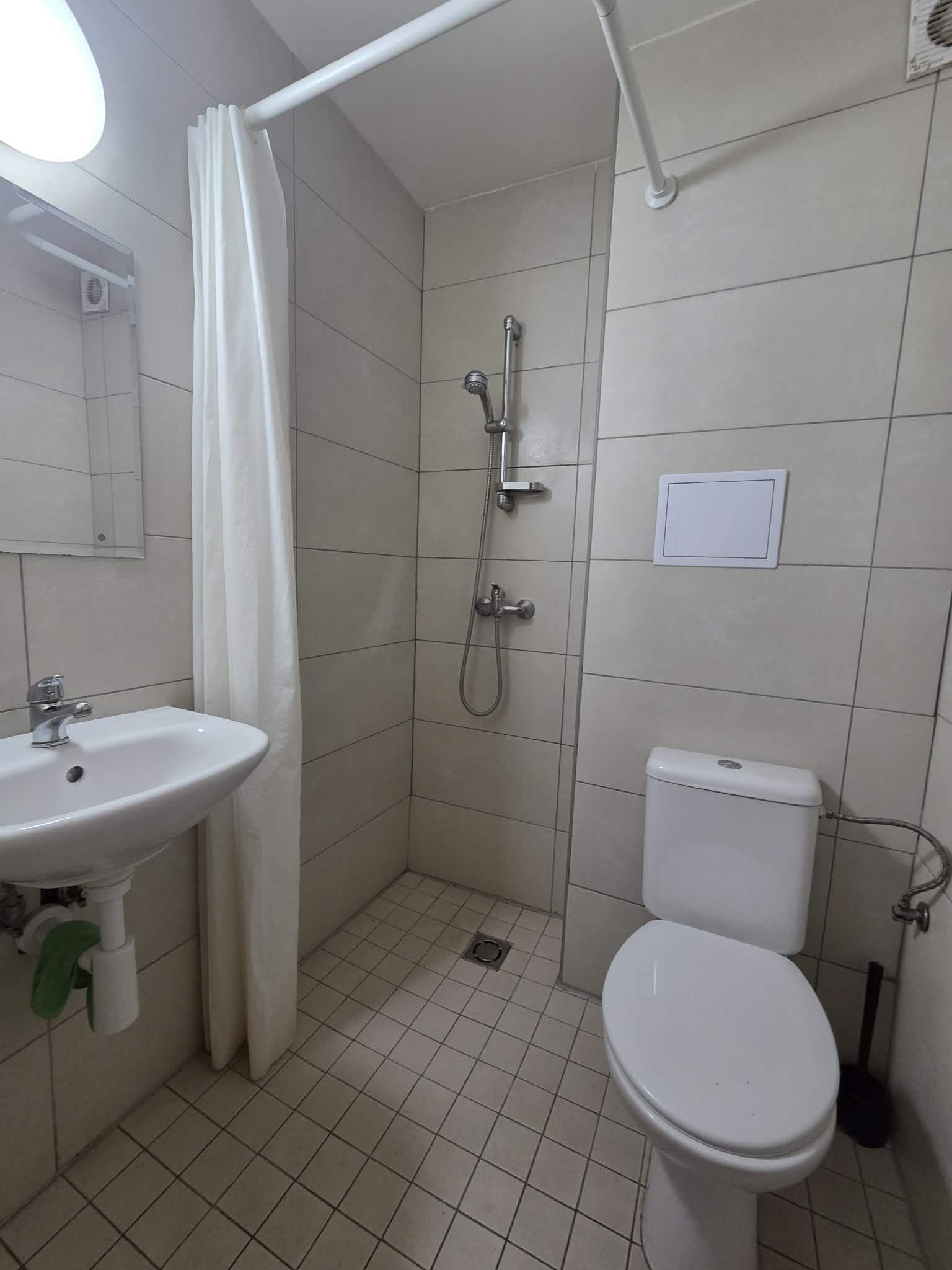 Ponúkame na prenájom 1 izbový tehlový byt v Komárne