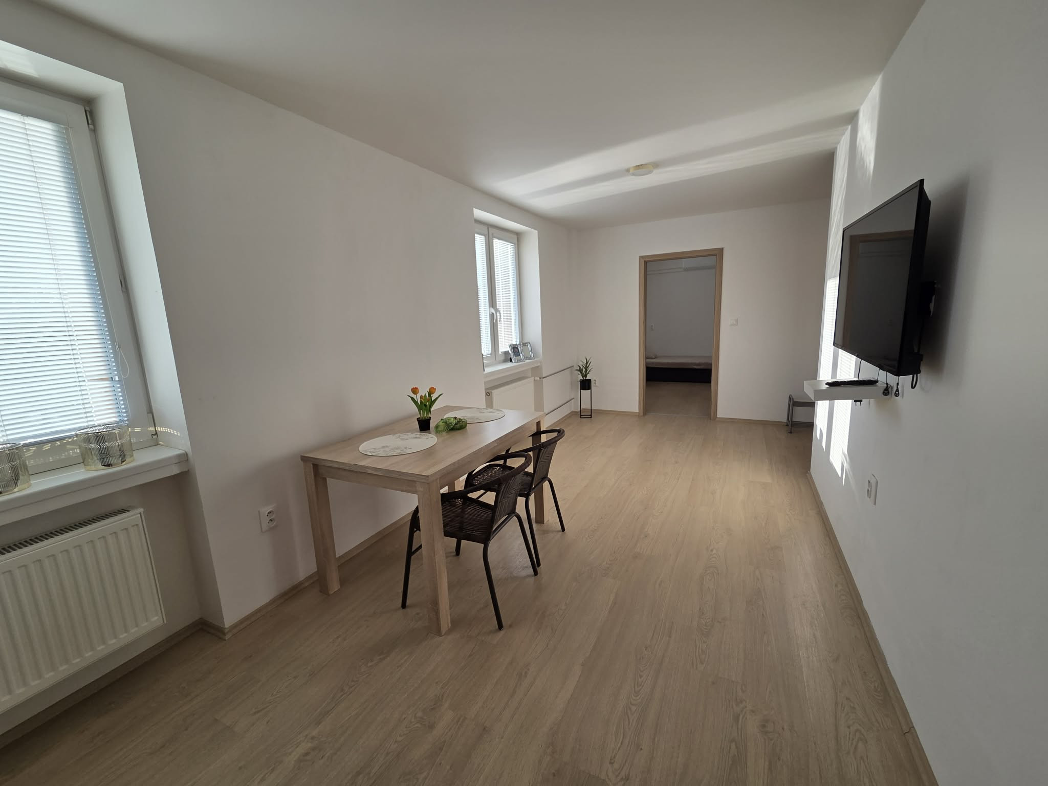 Ponúkame na prenájom zrekonštruovaný zariadený 3 izbový tehlový byt v Komárne .