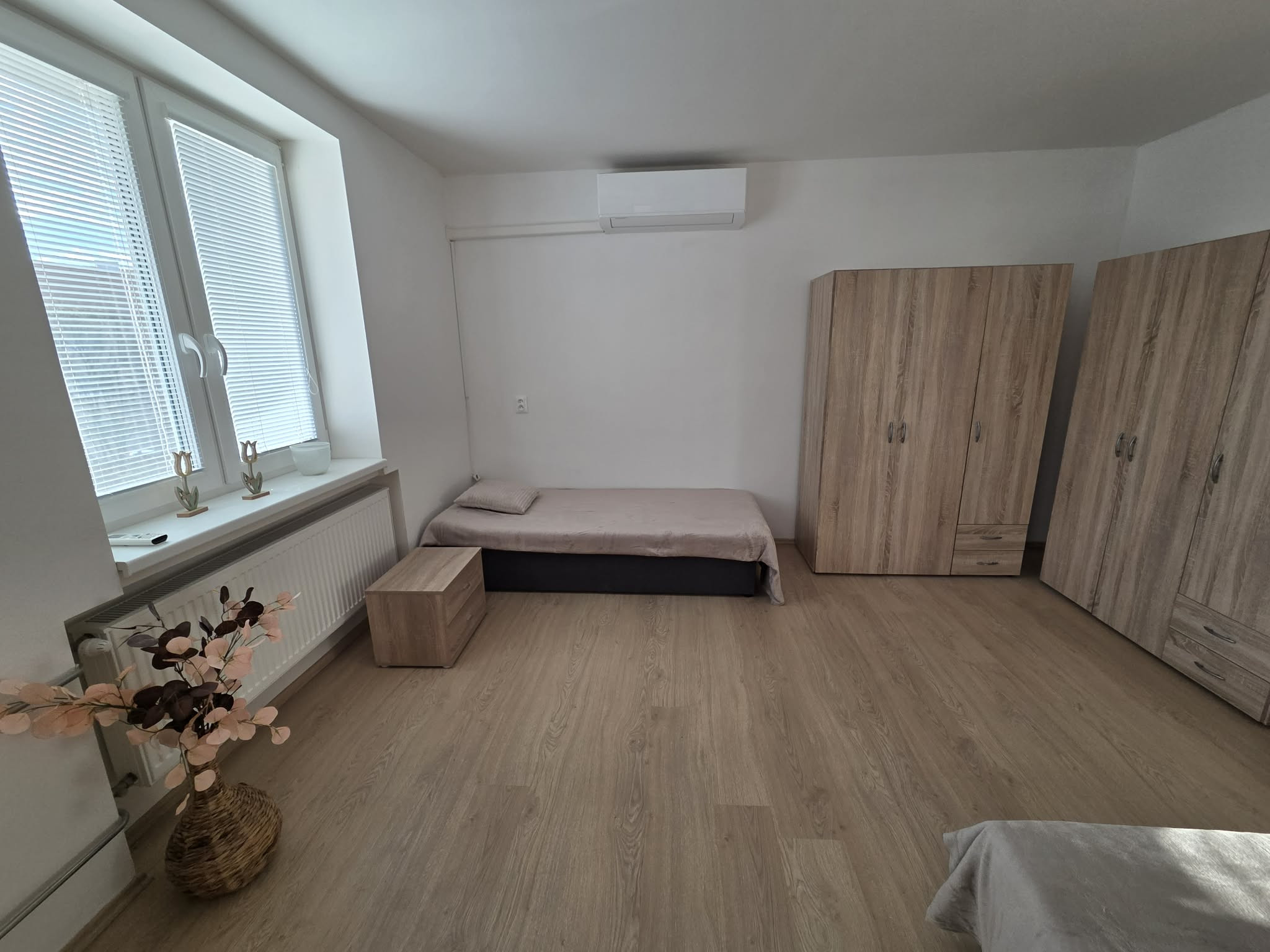 Ponúkame na prenájom zrekonštruovaný zariadený 3 izbový tehlový byt v Komárne .