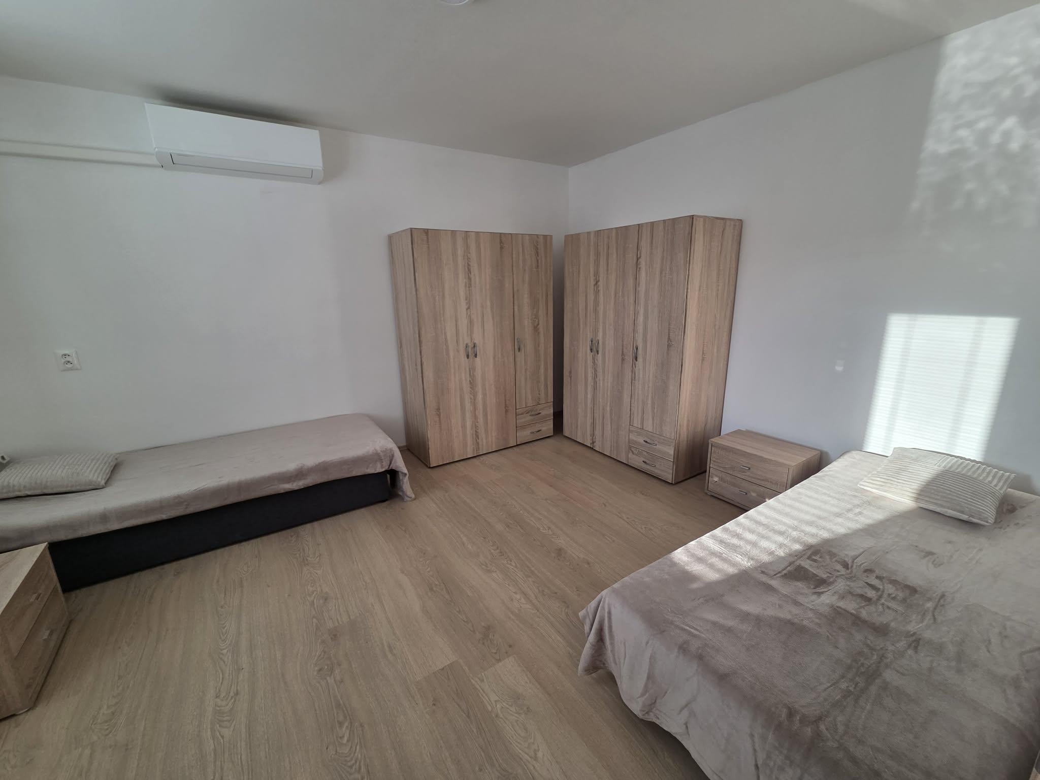 Ponúkame na prenájom zrekonštruovaný zariadený 3 izbový tehlový byt v Komárne .